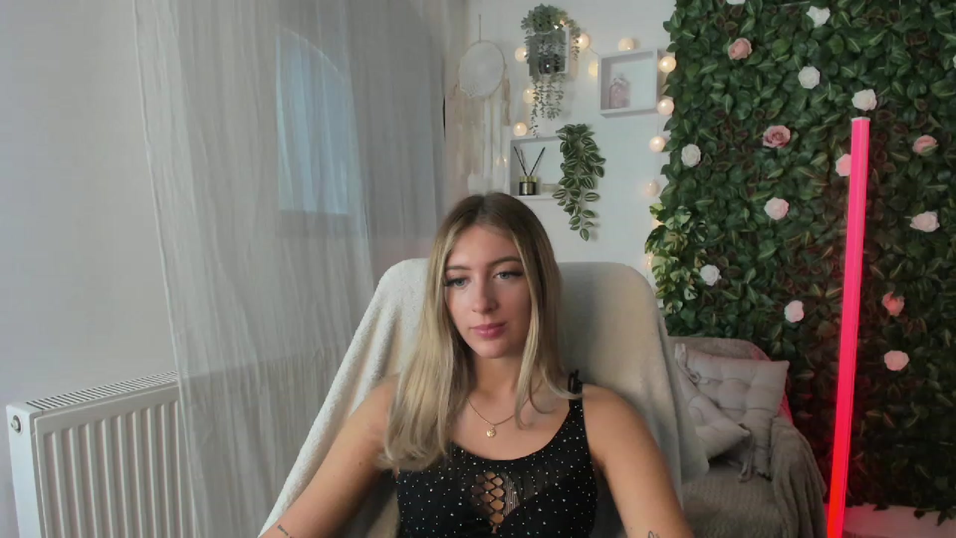 Gallery image thumbnail from Tina_Nappi18's myfreecams stream on, 08/11/2023, 14:33 image 17 of 20