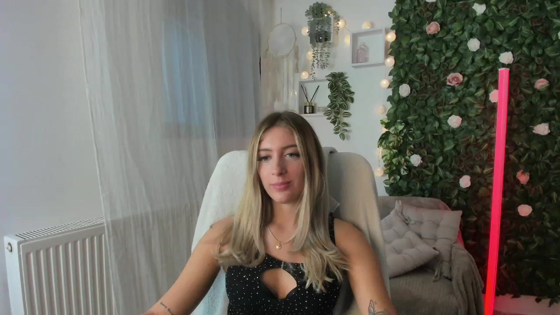 Gallery image thumbnail from Tina_Nappi18's myfreecams stream on, 08/11/2023, 16:17 image 14 of 20