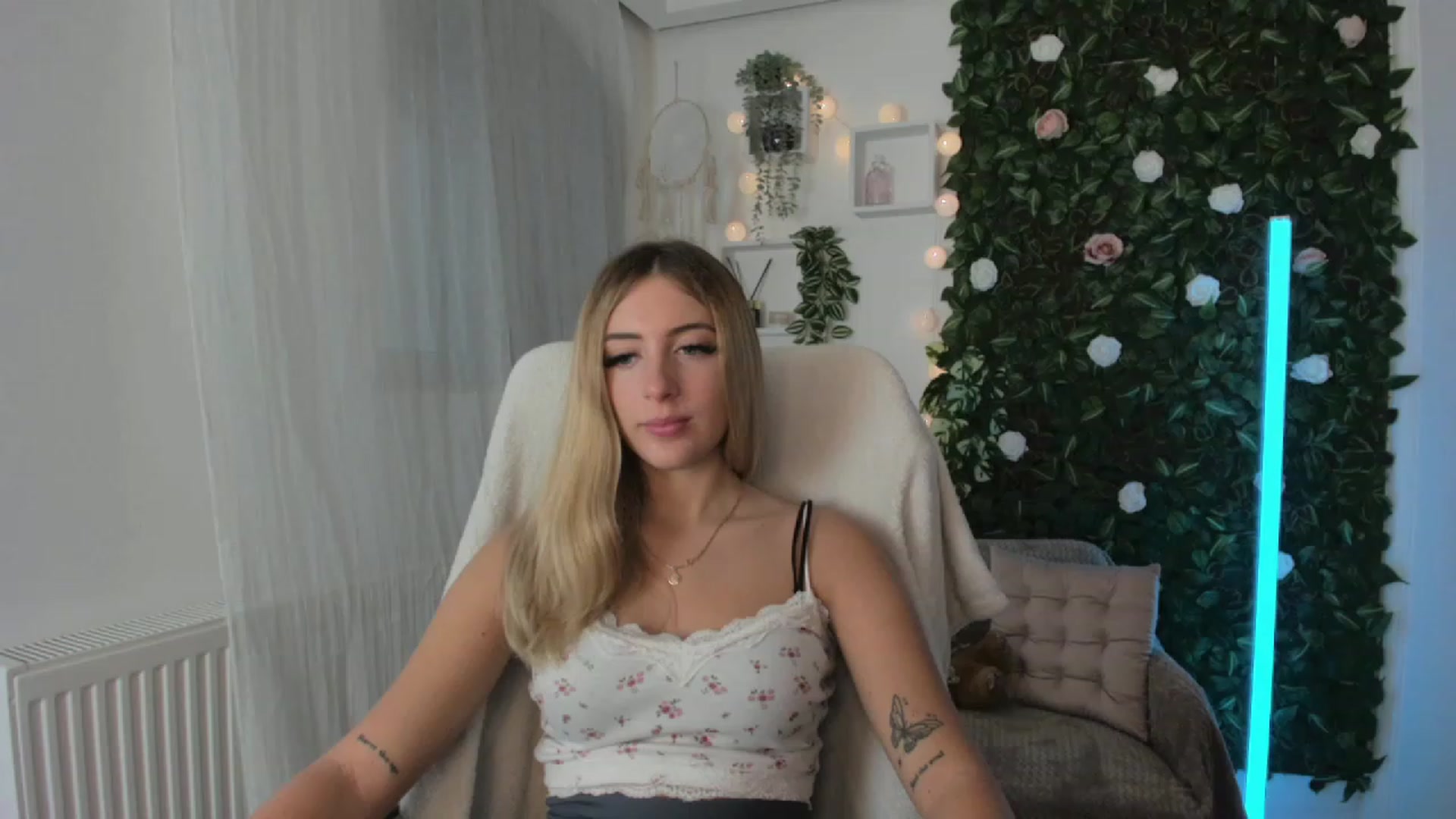 Gallery image thumbnail from Tina_Nappi18's myfreecams stream on, 08/19/2023, 09:14 image 14 of 20
