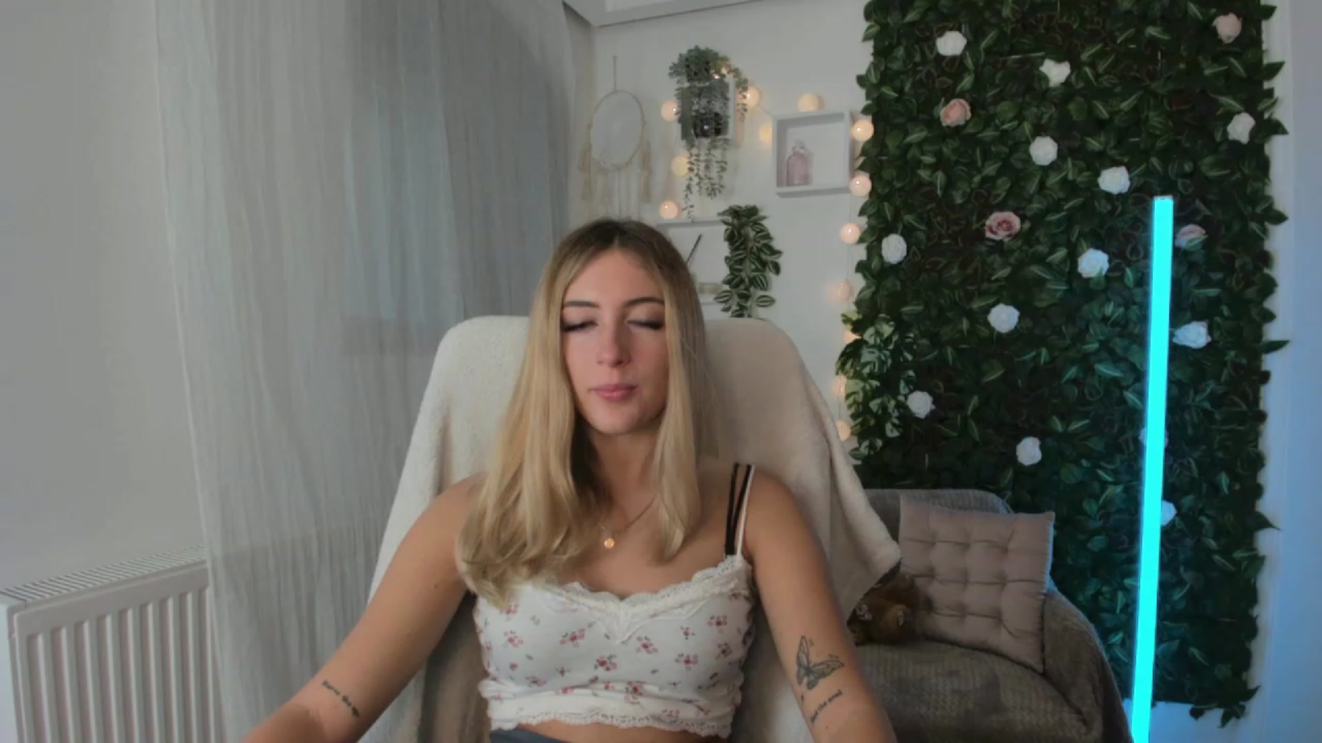 Gallery image thumbnail from Tina_Nappi18's myfreecams stream on, 08/19/2023, 09:50 image 1 of 20