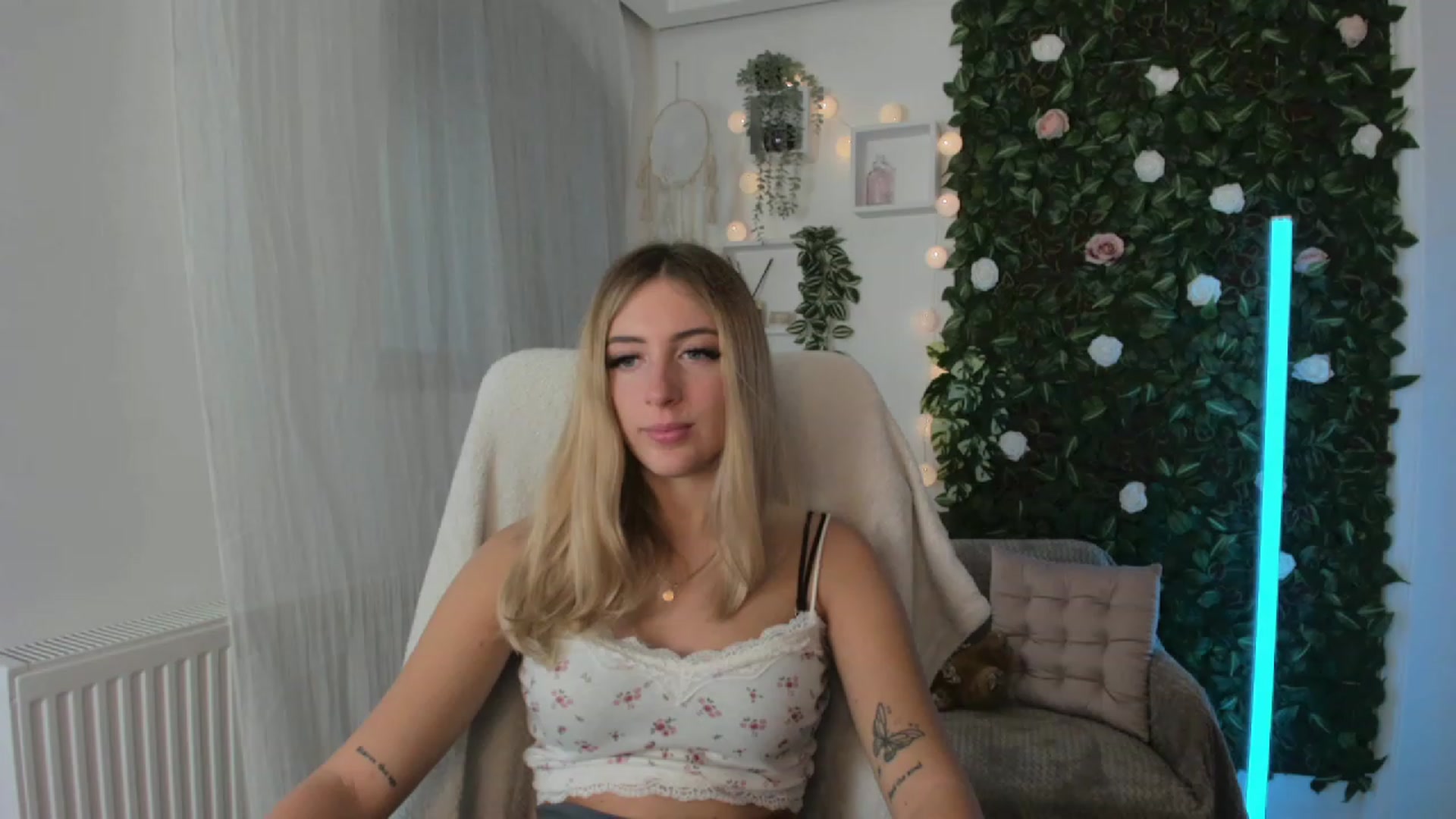 Gallery image thumbnail from Tina_Nappi18's myfreecams stream on, 08/19/2023, 09:50 image 2 of 20