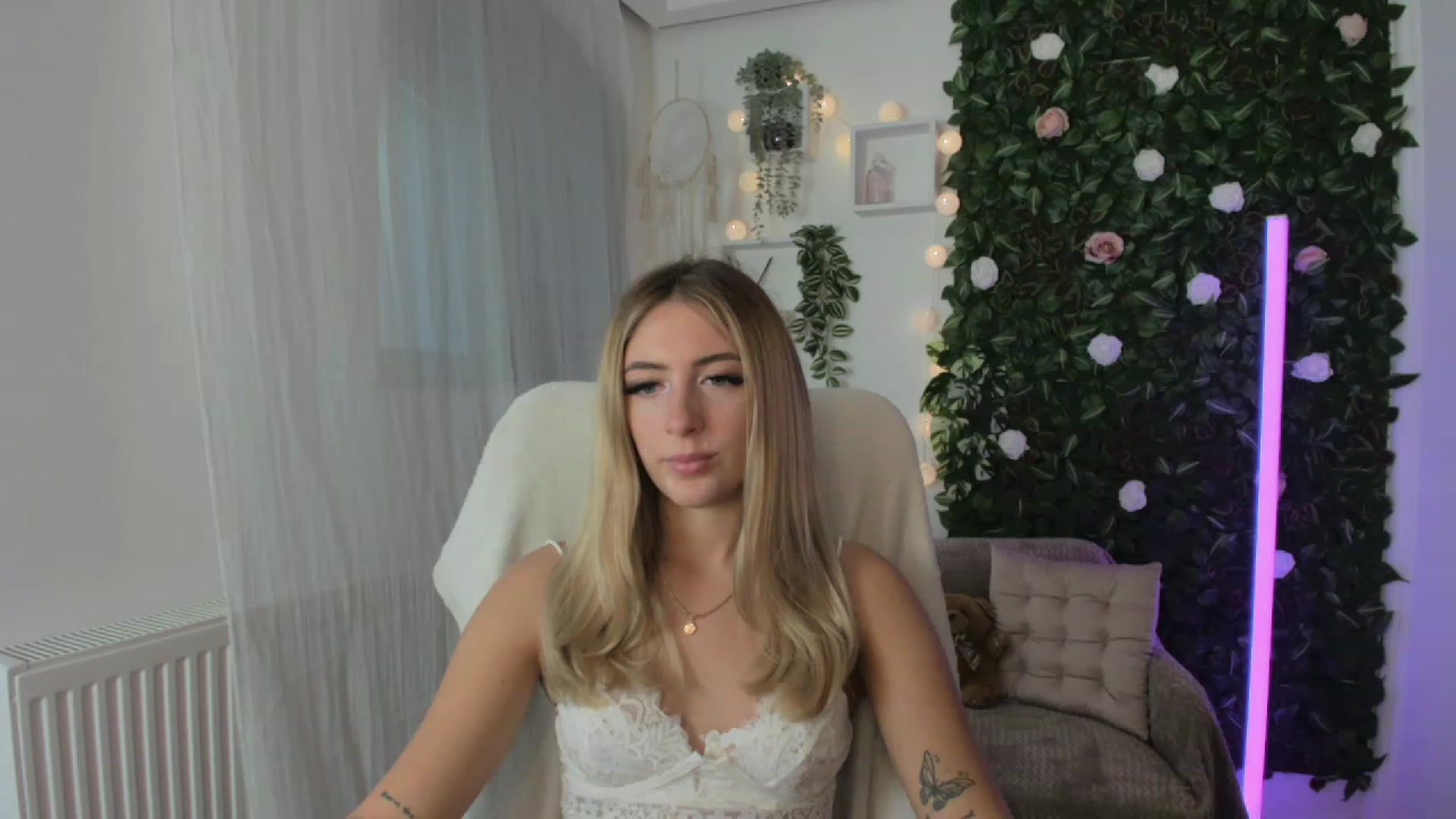 Gallery image thumbnail from Tina_Nappi18's myfreecams stream on, 08/20/2023, 10:57 image 3 of 20