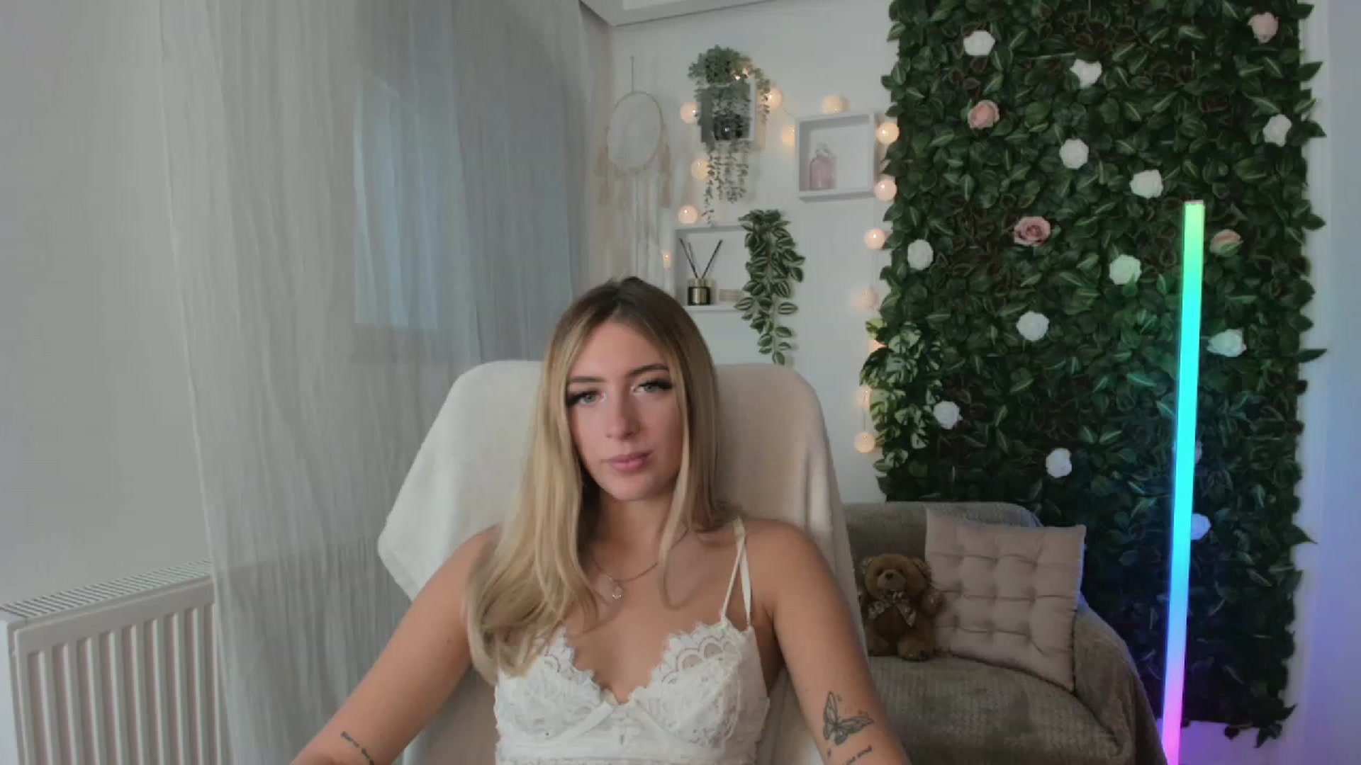 Gallery image thumbnail from Tina_Nappi18's myfreecams stream on, 08/20/2023, 13:00 image 16 of 20