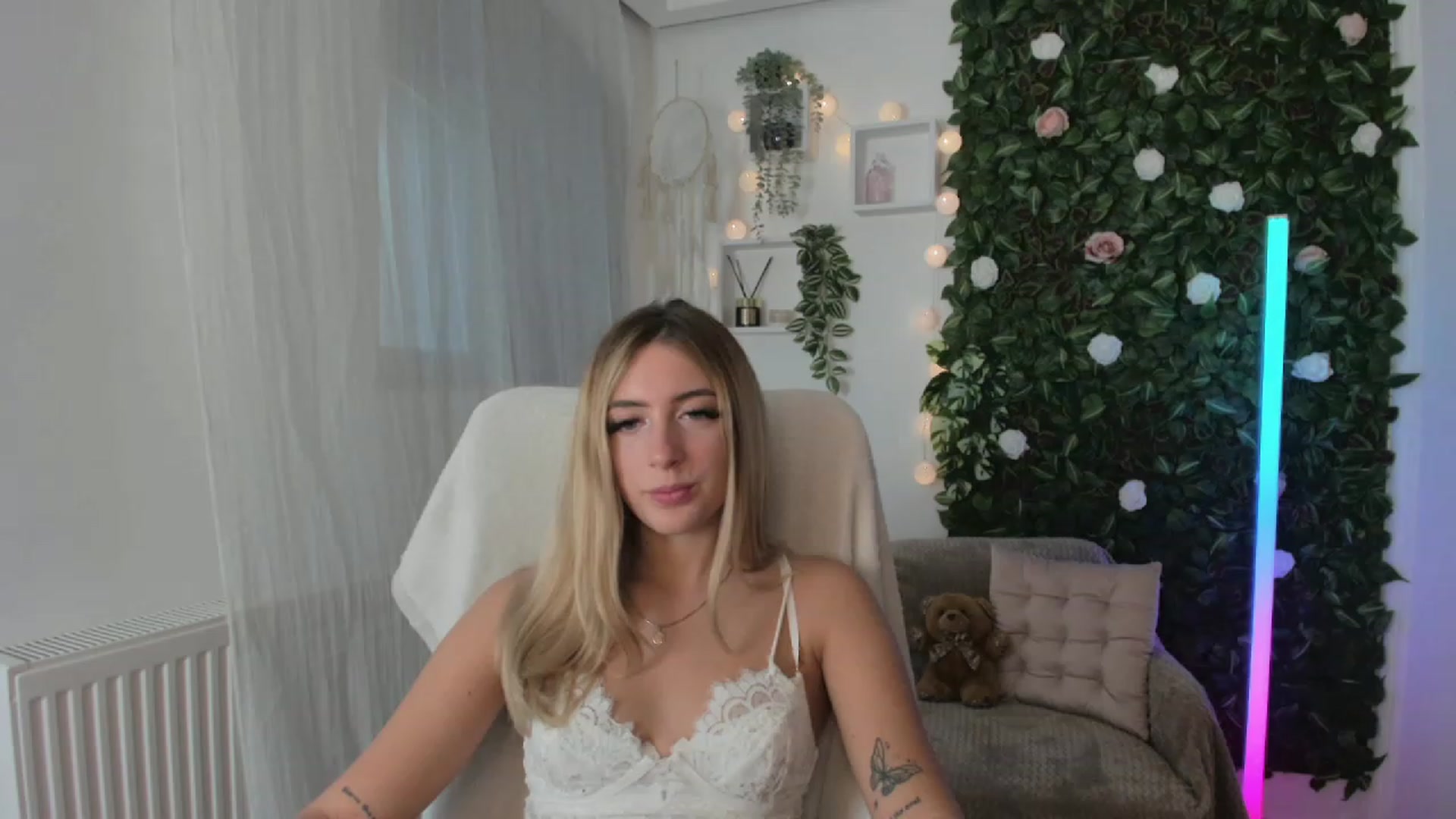 Gallery image thumbnail from Tina_Nappi18's myfreecams stream on, 08/20/2023, 13:00 image 20 of 20