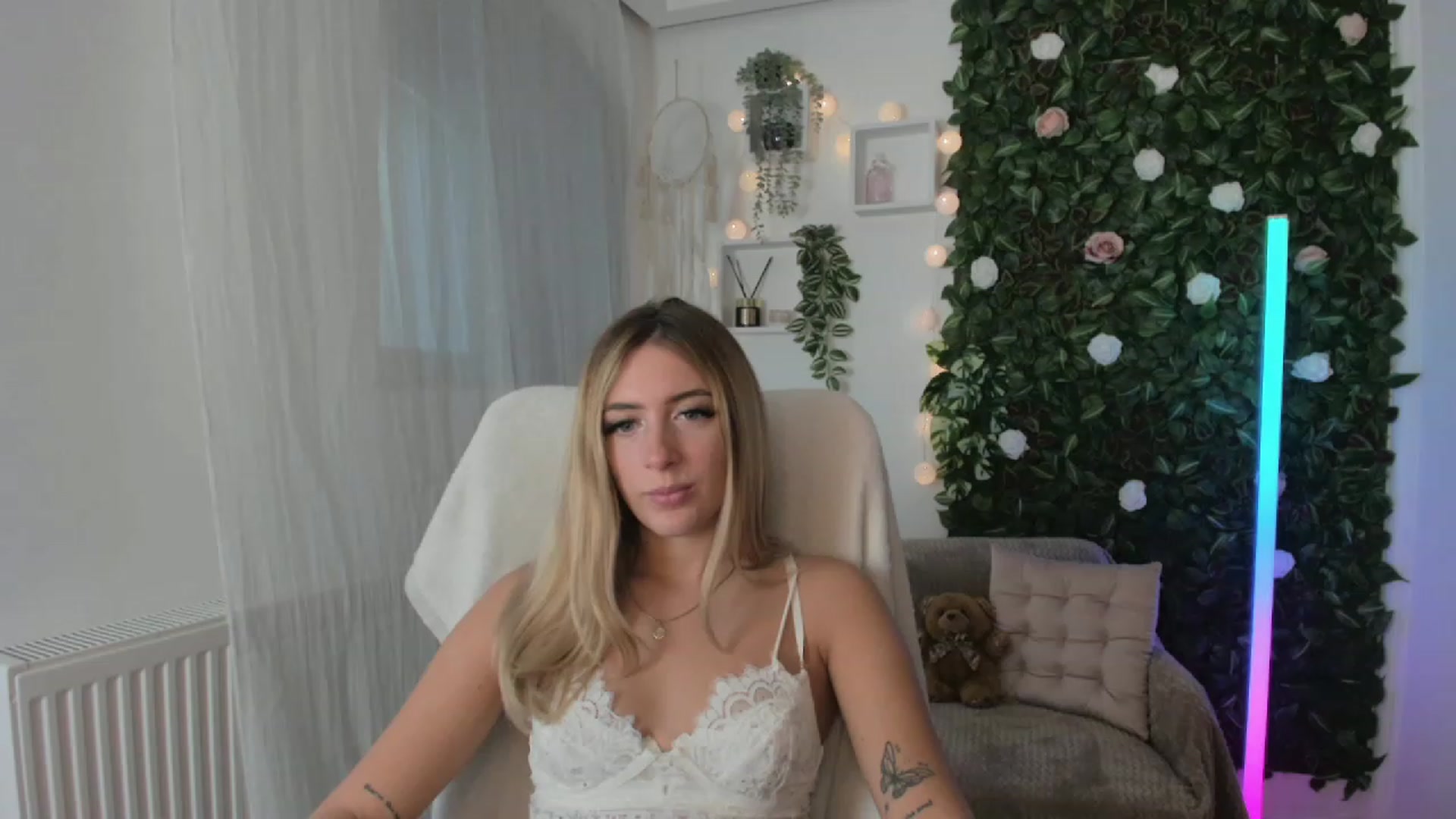 Gallery image thumbnail from Tina_Nappi18's myfreecams stream on, 08/20/2023, 13:00 image 19 of 20