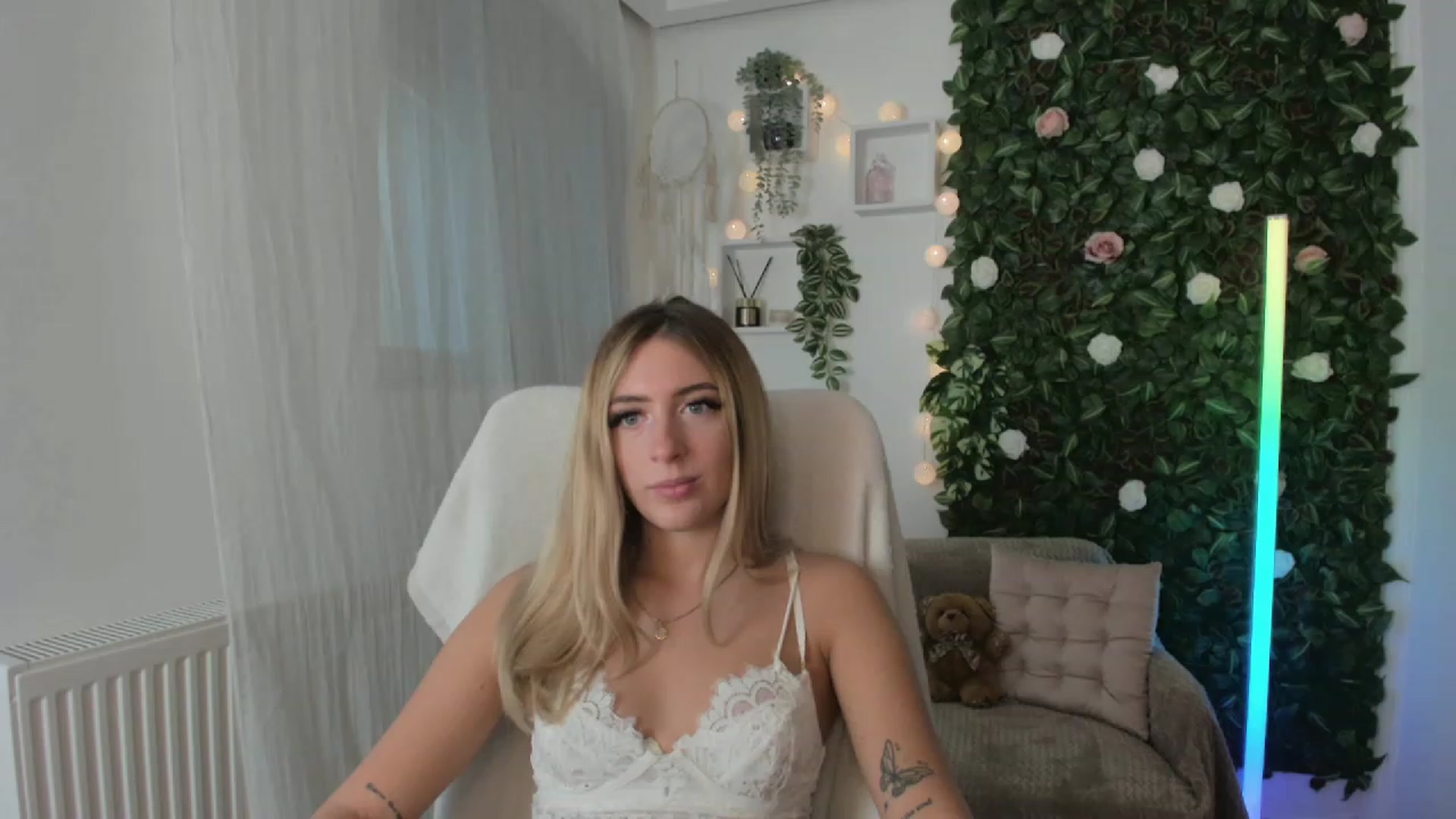 Gallery image thumbnail from Tina_Nappi18's myfreecams stream on, 08/20/2023, 13:00 image 13 of 20