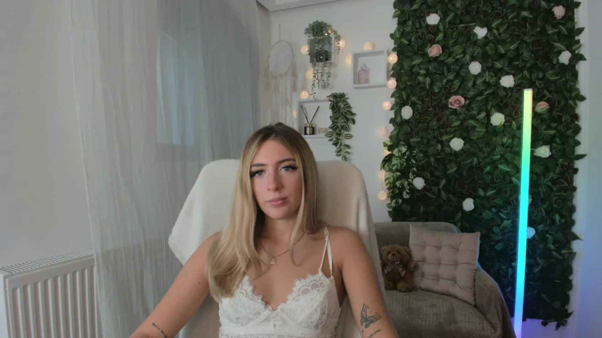 Gallery image thumbnail from Tina_Nappi18's myfreecams stream on, 08/20/2023, 13:00 image 12 of 20
