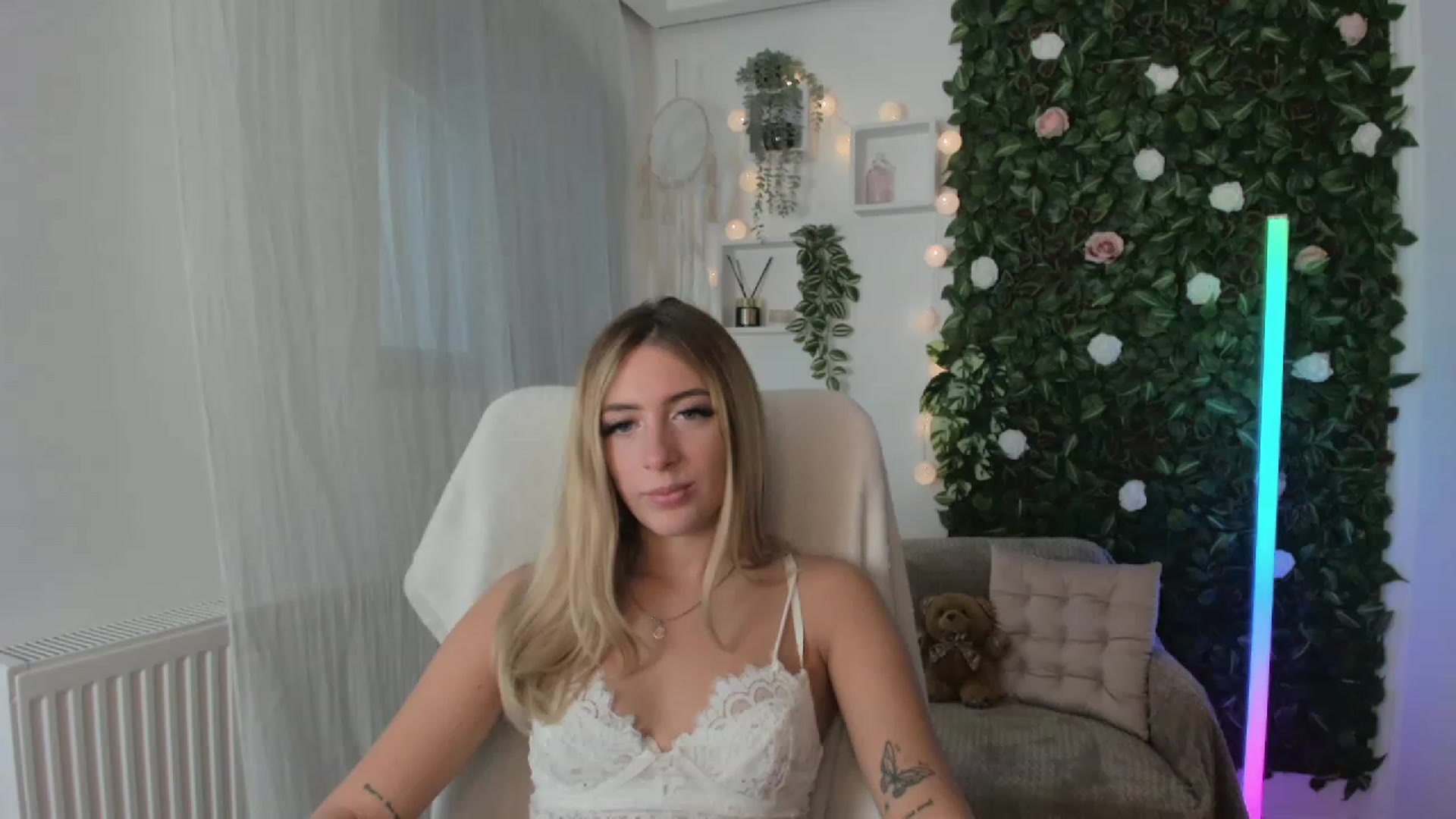 Gallery image thumbnail from Tina_Nappi18's myfreecams stream on, 08/20/2023, 13:00 image 17 of 20