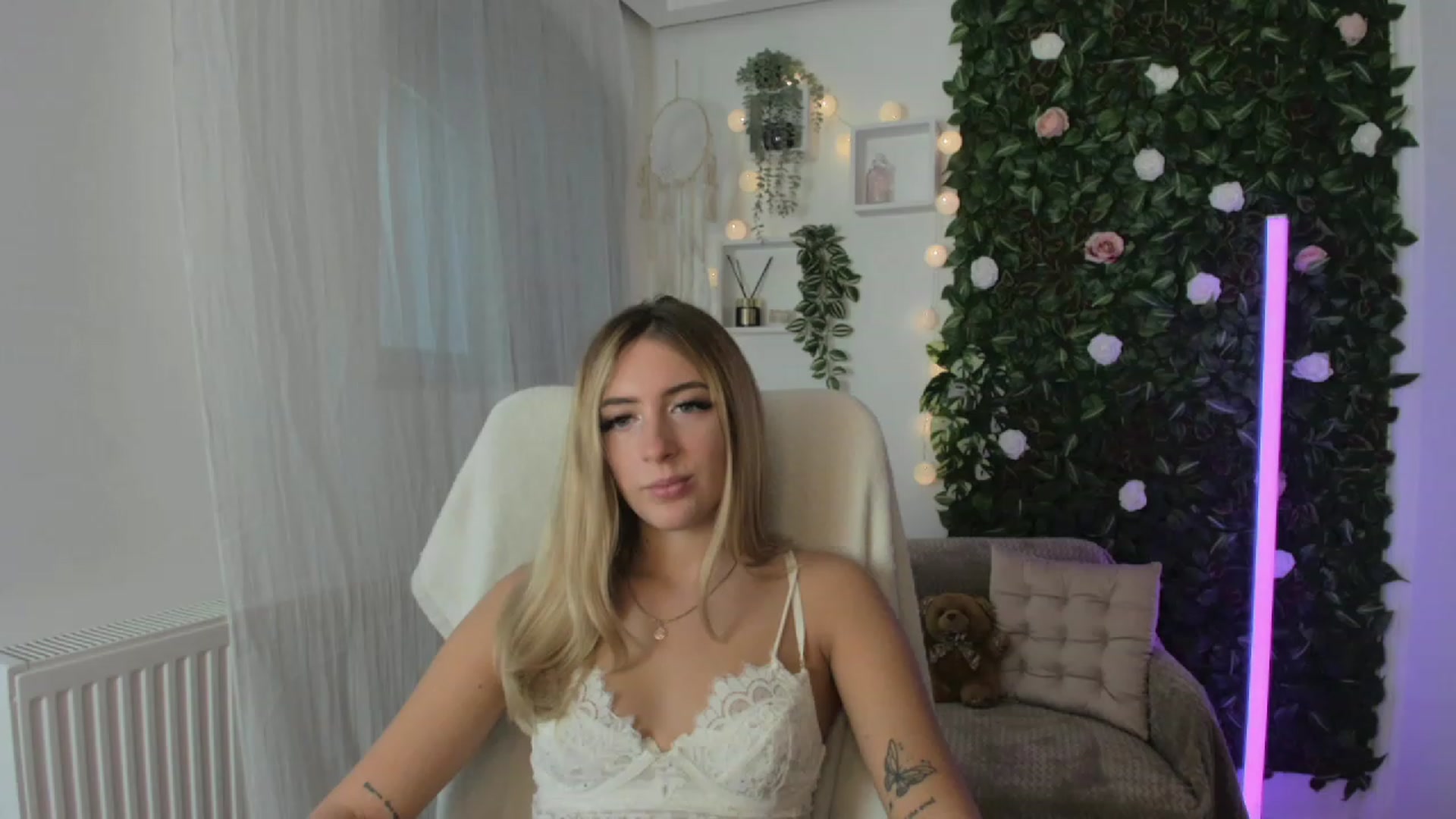 Gallery image thumbnail from Tina_Nappi18's myfreecams stream on, 08/20/2023, 13:00 image 11 of 20