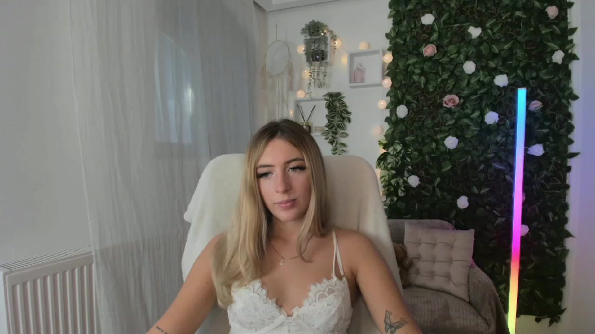 Gallery image thumbnail from Tina_Nappi18's myfreecams stream on, 08/20/2023, 14:49 image 15 of 20