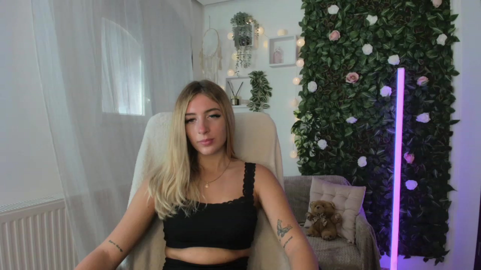 Gallery image thumbnail from Tina_Nappi18's myfreecams stream on, 08/23/2023, 15:10 image 4 of 20