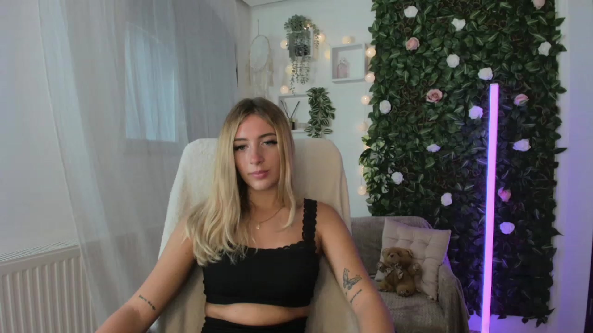 Gallery image thumbnail from Tina_Nappi18's myfreecams stream on, 08/23/2023, 15:10 image 1 of 20