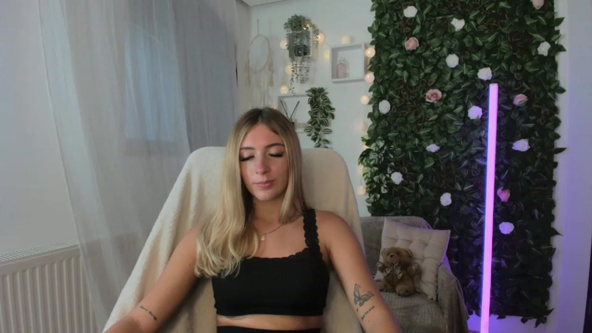 Gallery image thumbnail from Tina_Nappi18's myfreecams stream on, 08/23/2023, 16:28 image 16 of 20