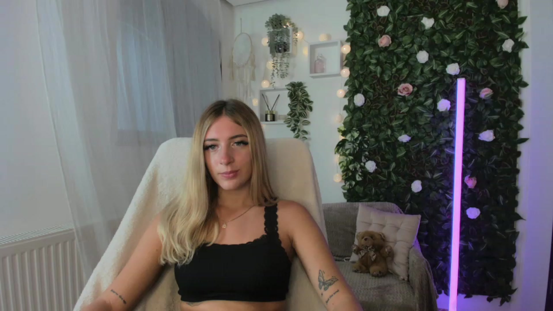 Gallery image thumbnail from Tina_Nappi18's myfreecams stream on, 08/23/2023, 16:28 image 13 of 20