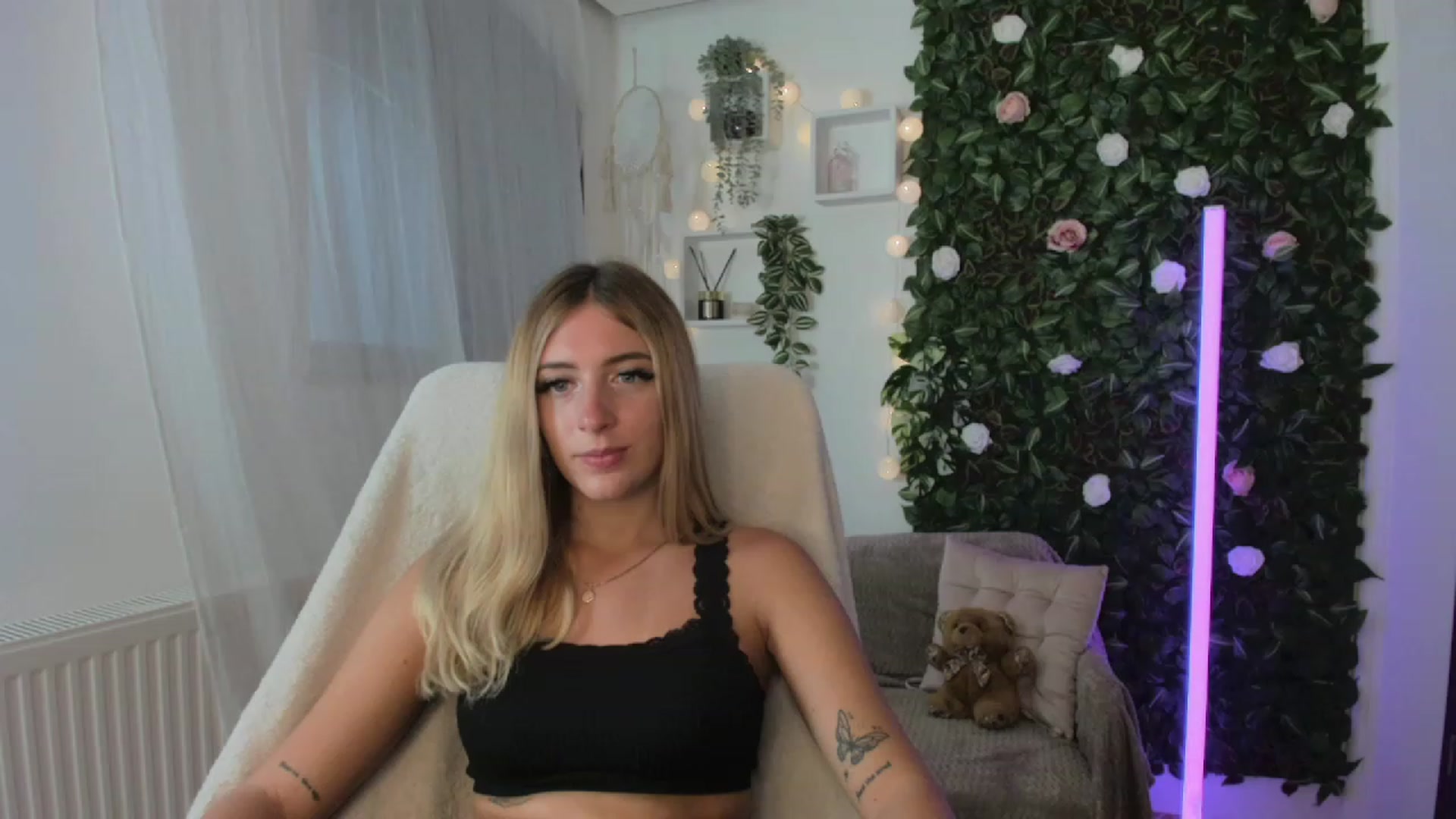 Gallery image thumbnail from Tina_Nappi18's myfreecams stream on, 08/23/2023, 16:28 image 14 of 20