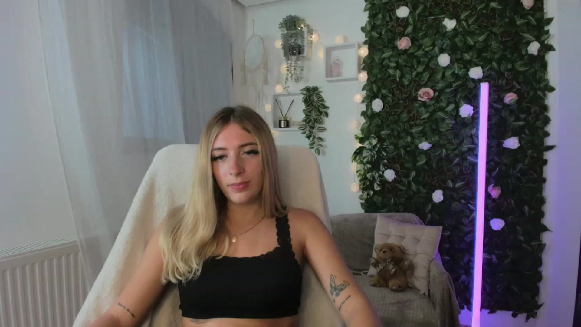 Gallery image thumbnail from Tina_Nappi18's myfreecams stream on, 08/23/2023, 16:28 image 15 of 20