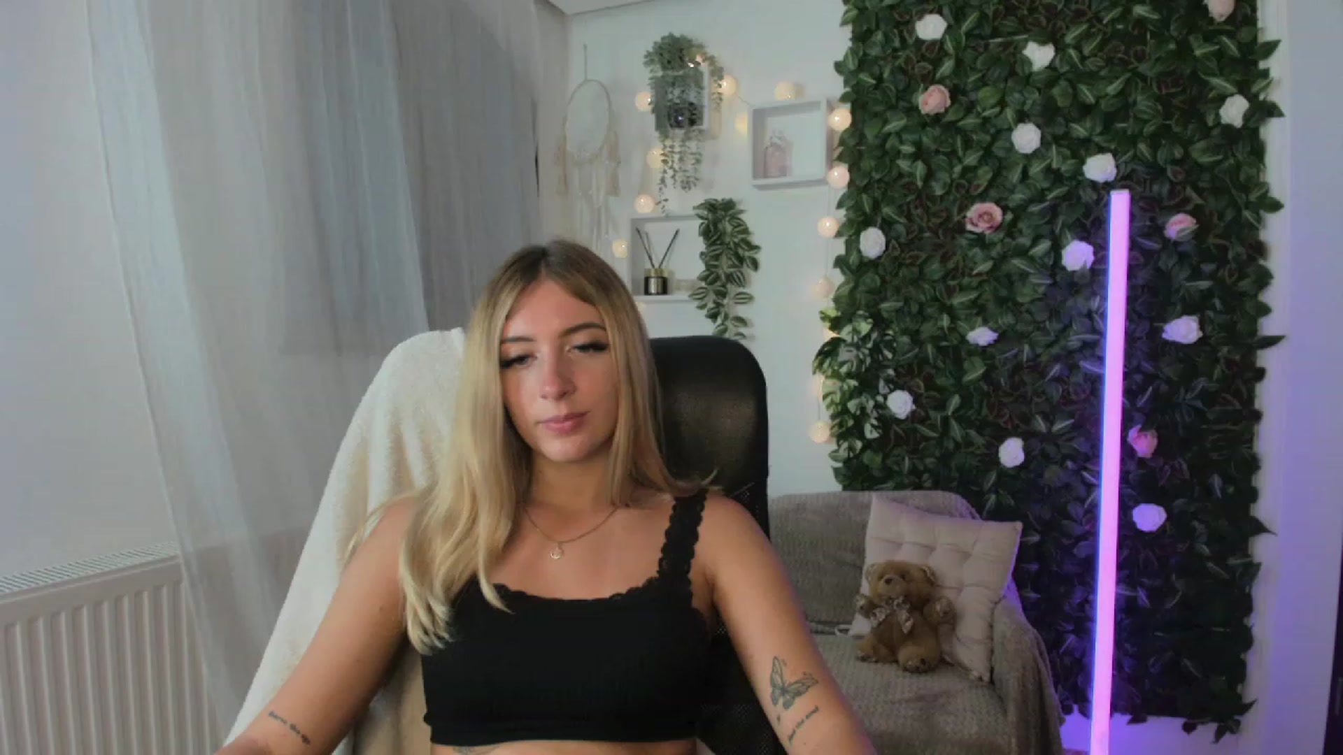 Gallery image thumbnail from Tina_Nappi18's myfreecams stream on, 08/23/2023, 17:50 image 8 of 20