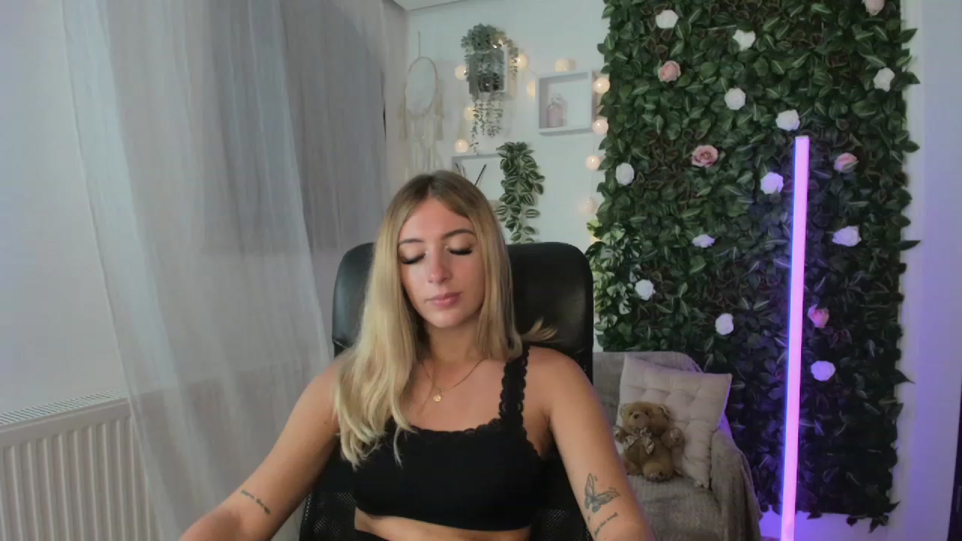 Gallery image thumbnail from Tina_Nappi18's myfreecams stream on, 08/23/2023, 17:50 image 16 of 20