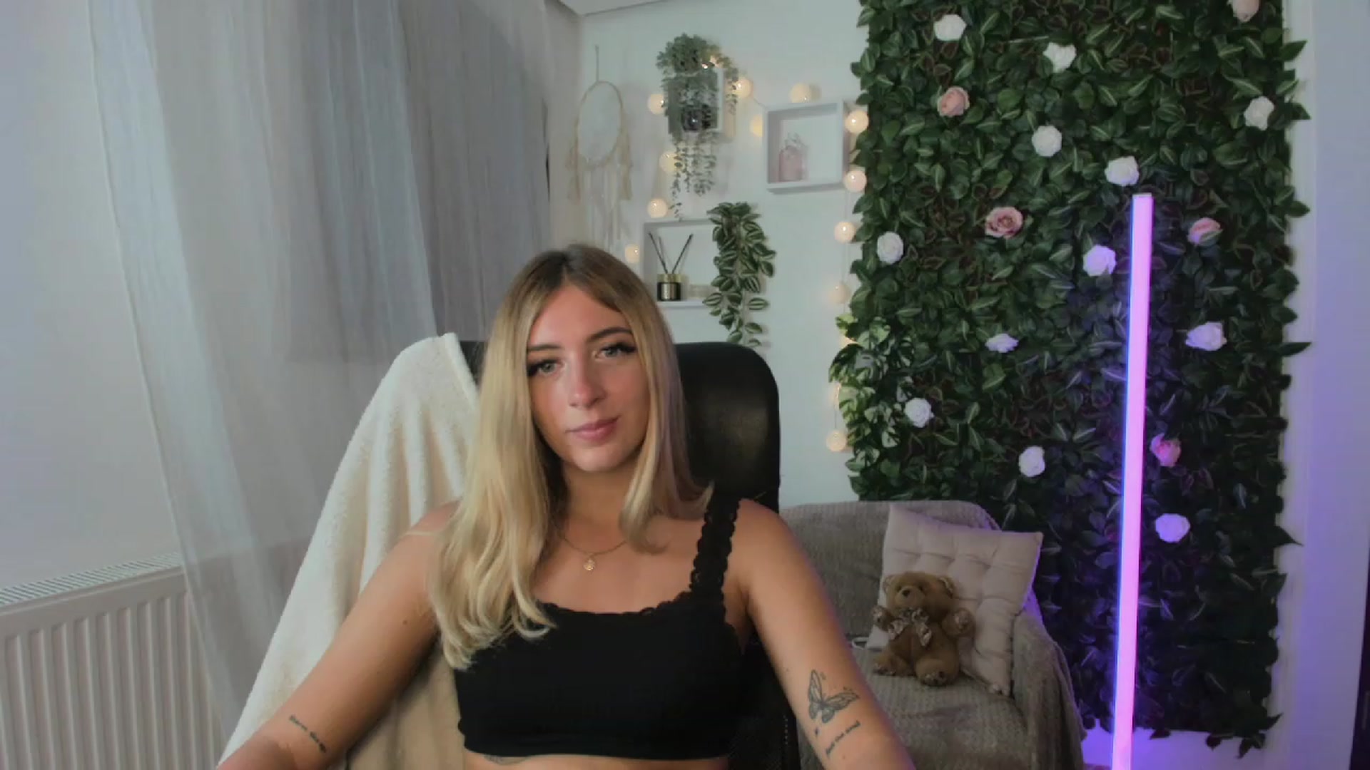 Gallery image thumbnail from Tina_Nappi18's myfreecams stream on, 08/23/2023, 17:50 image 11 of 20