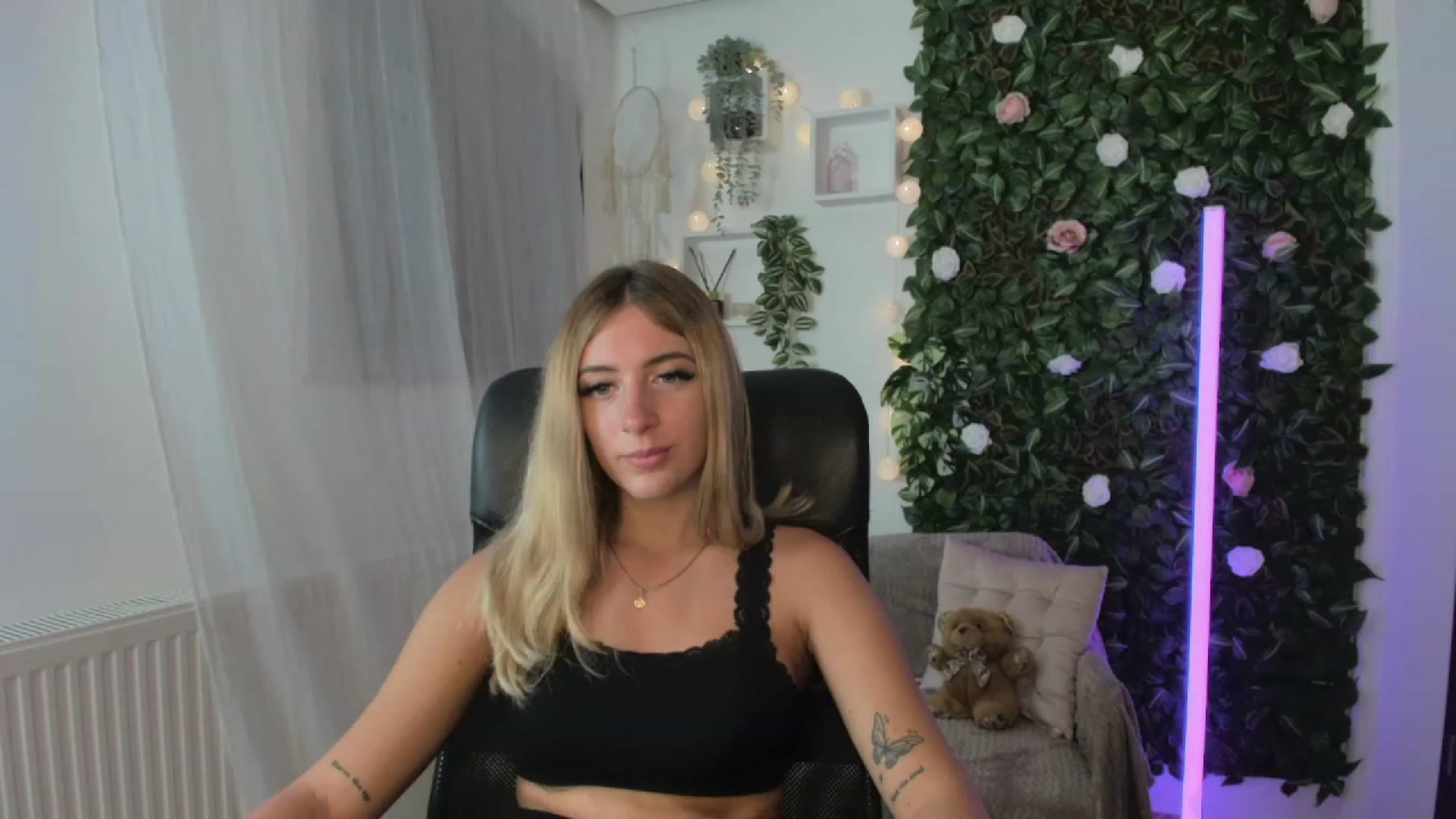 Gallery image thumbnail from Tina_Nappi18's myfreecams stream on, 08/23/2023, 17:50 image 18 of 20