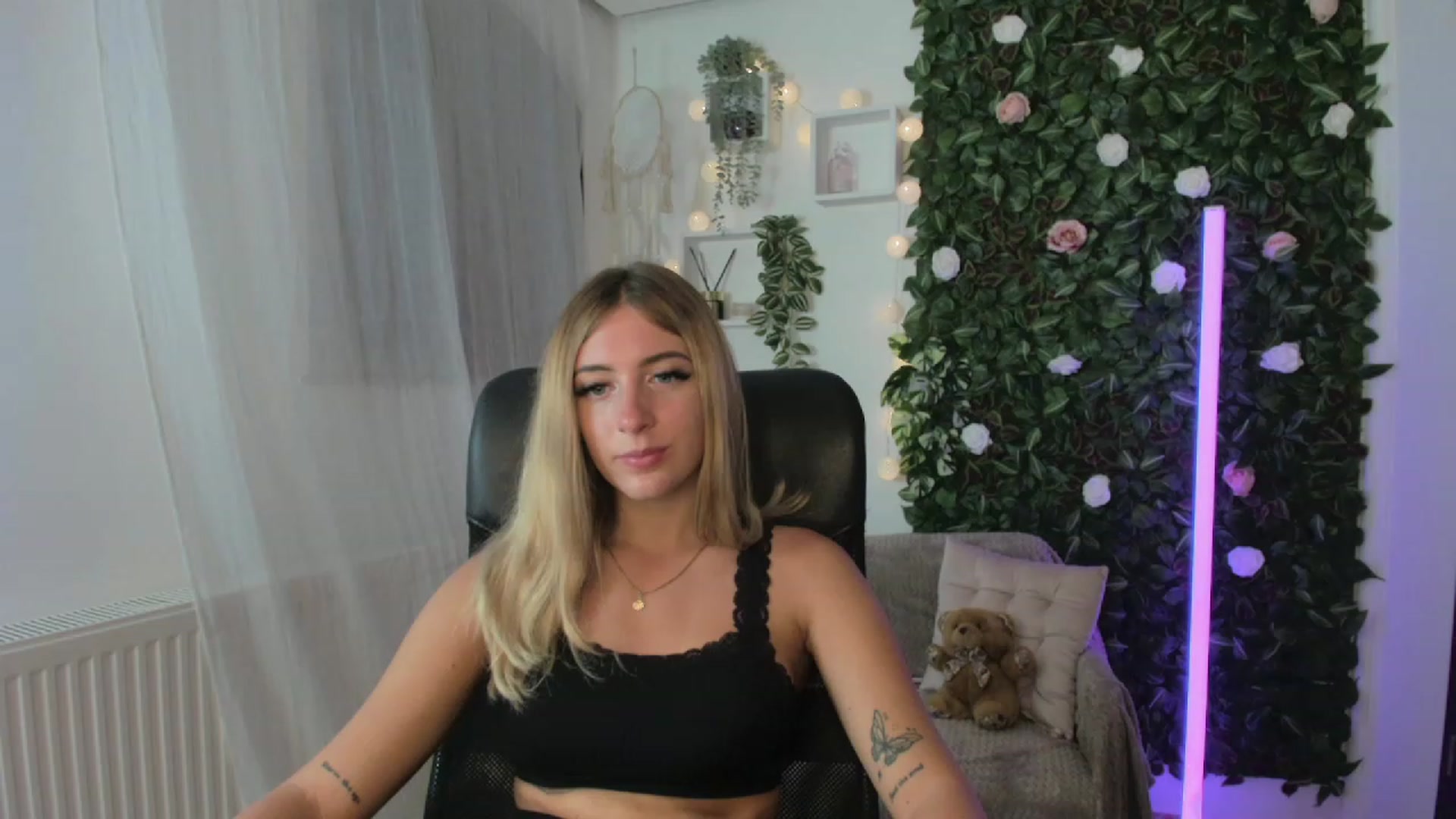 Gallery image thumbnail from Tina_Nappi18's myfreecams stream on, 08/23/2023, 17:50 image 17 of 20
