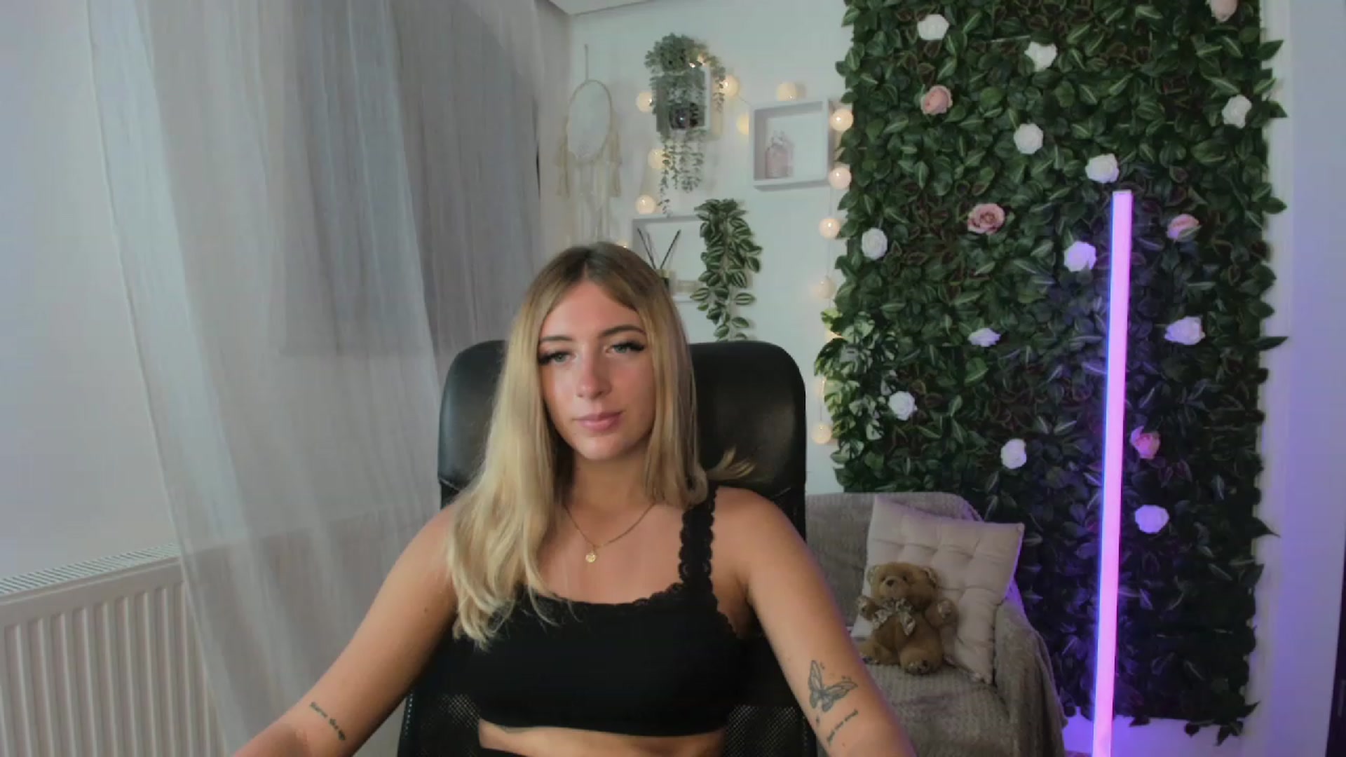 Gallery image thumbnail from Tina_Nappi18's myfreecams stream on, 08/23/2023, 17:50 image 19 of 20
