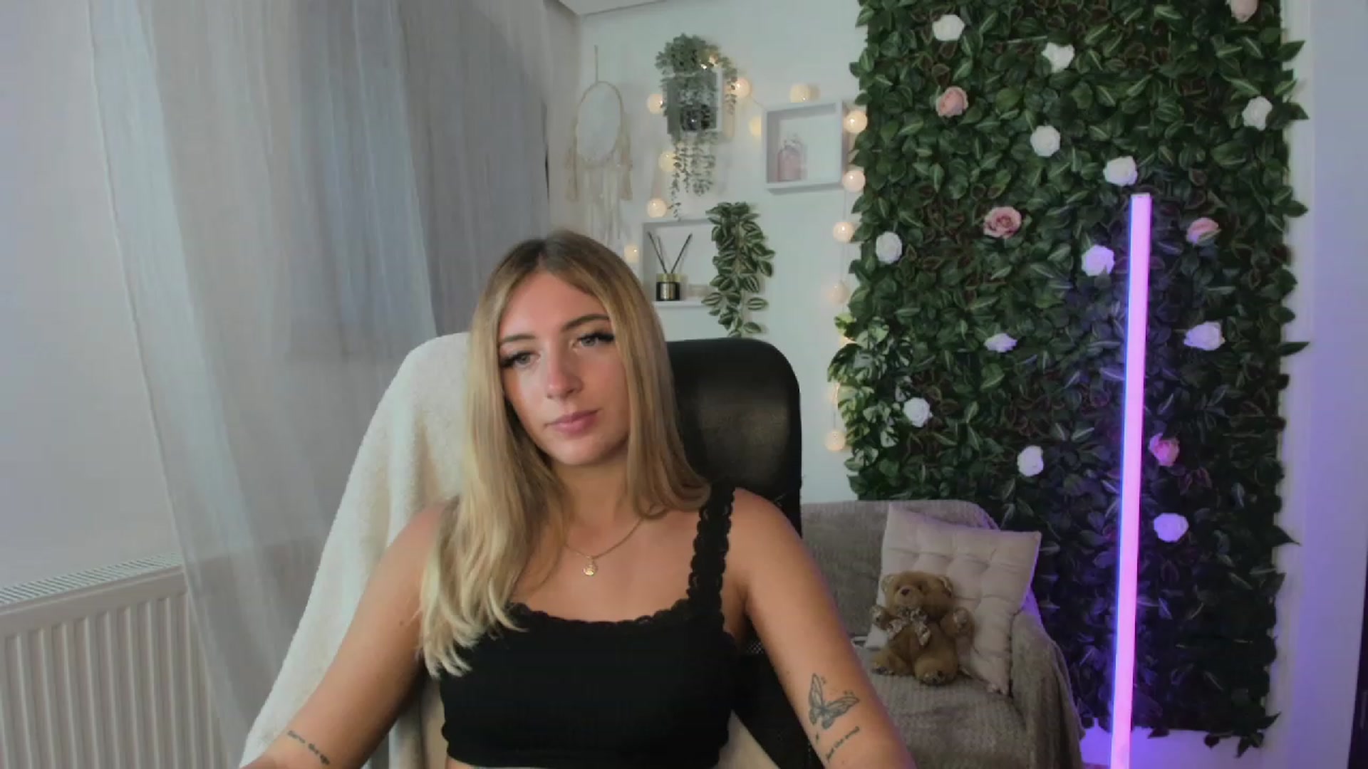 Gallery image thumbnail from Tina_Nappi18's myfreecams stream on, 08/23/2023, 17:50 image 1 of 20