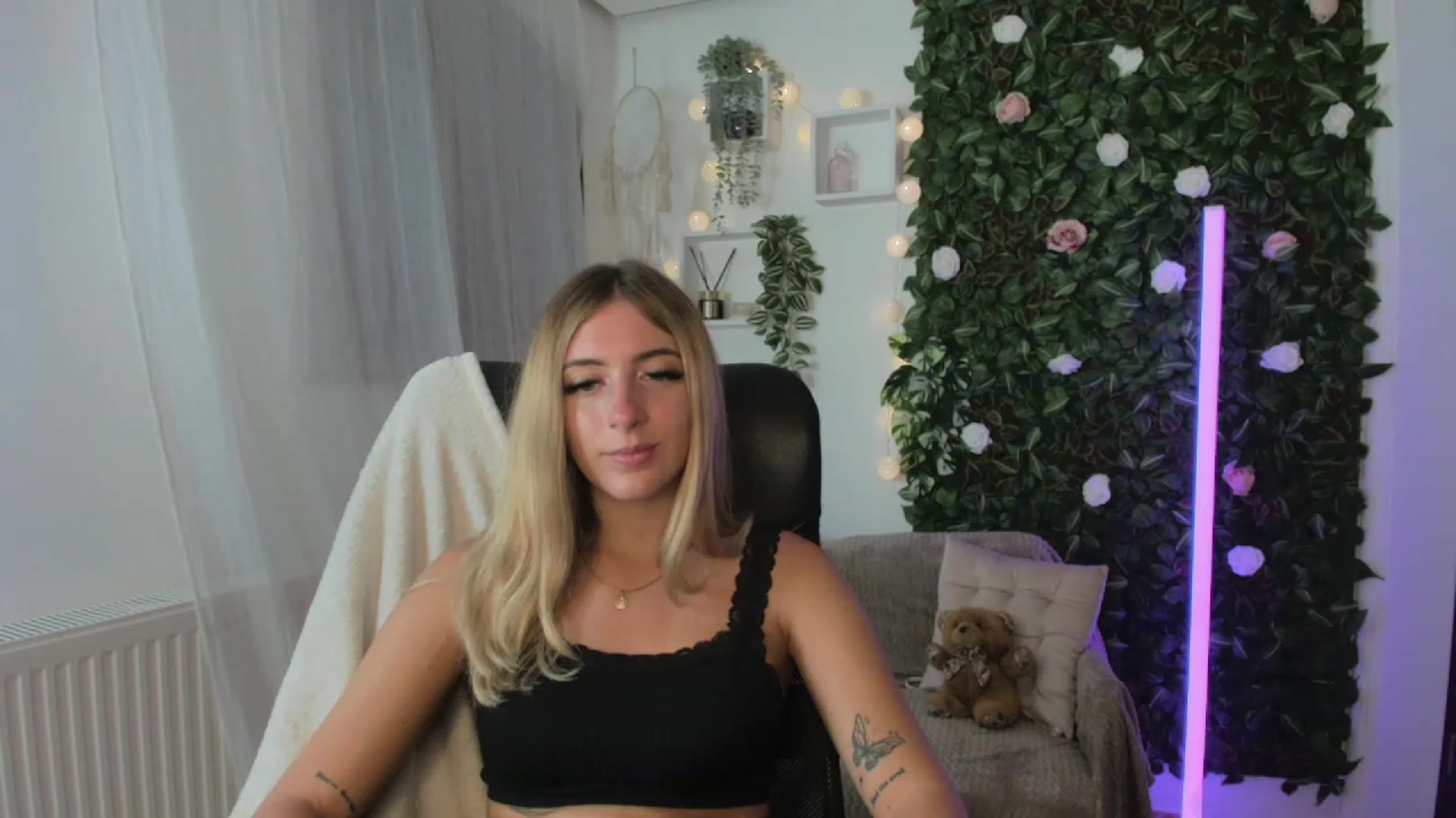 Gallery image thumbnail from Tina_Nappi18's myfreecams stream on, 08/23/2023, 17:50 image 13 of 20