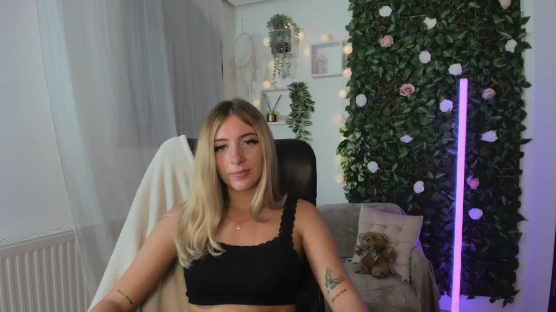 Gallery image thumbnail from Tina_Nappi18's myfreecams stream on, 08/23/2023, 17:50 image 10 of 20