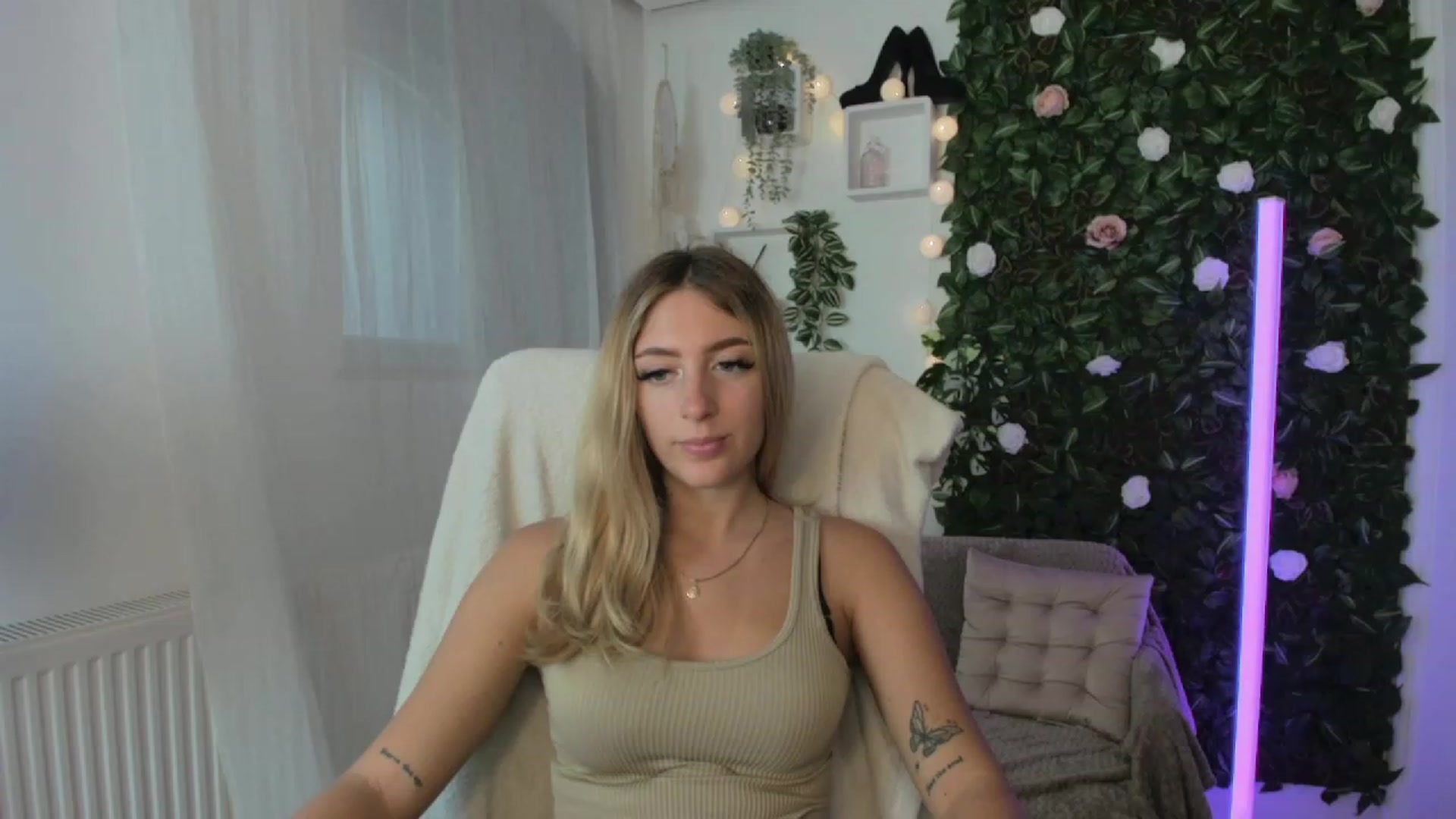 Gallery image thumbnail from Tina_Nappi18's myfreecams stream on, 08/25/2023, 14:39 image 10 of 20