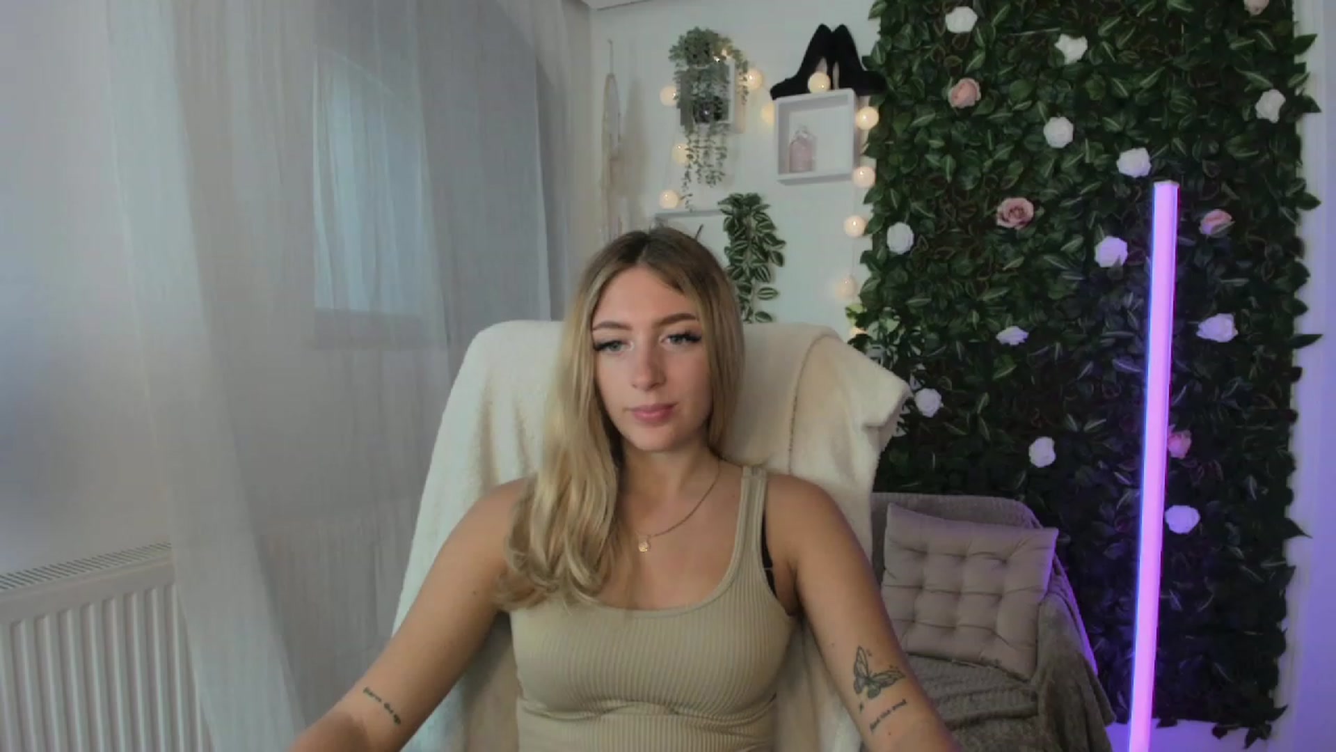 Gallery image thumbnail from Tina_Nappi18's myfreecams stream on, 08/25/2023, 14:39 image 13 of 20