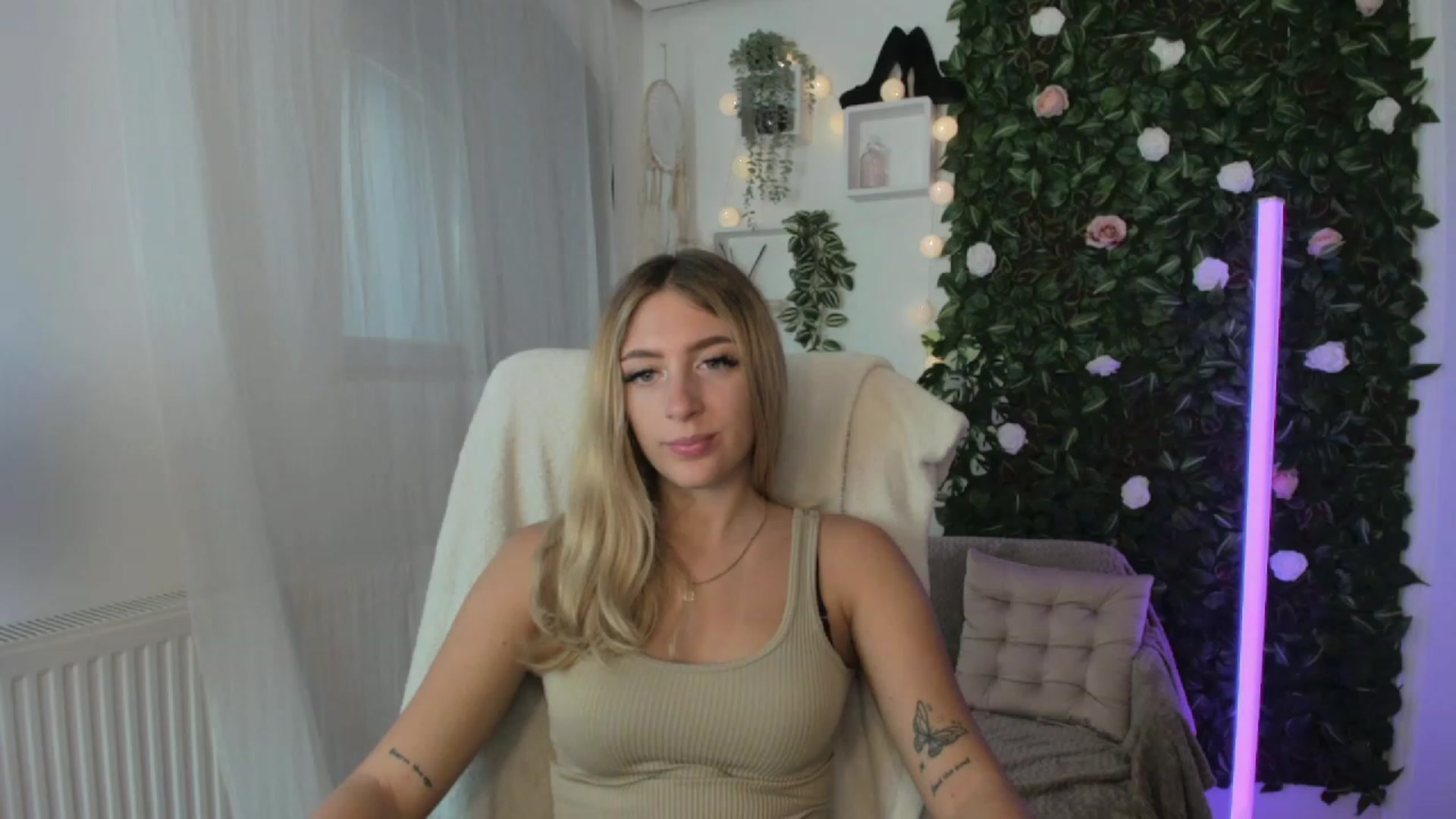 Gallery image thumbnail from Tina_Nappi18's myfreecams stream on, 08/25/2023, 14:39 image 20 of 20