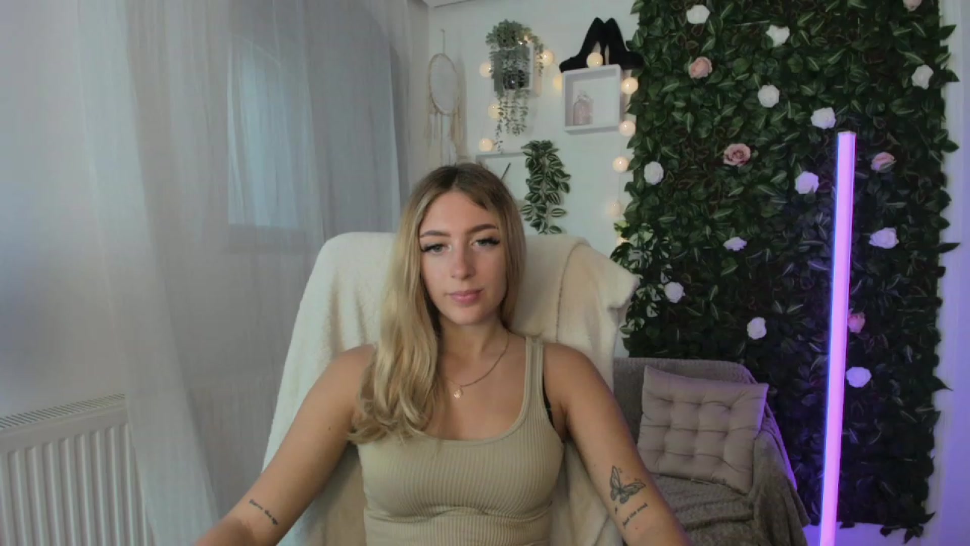 Gallery image thumbnail from Tina_Nappi18's myfreecams stream on, 08/25/2023, 14:39 image 9 of 20