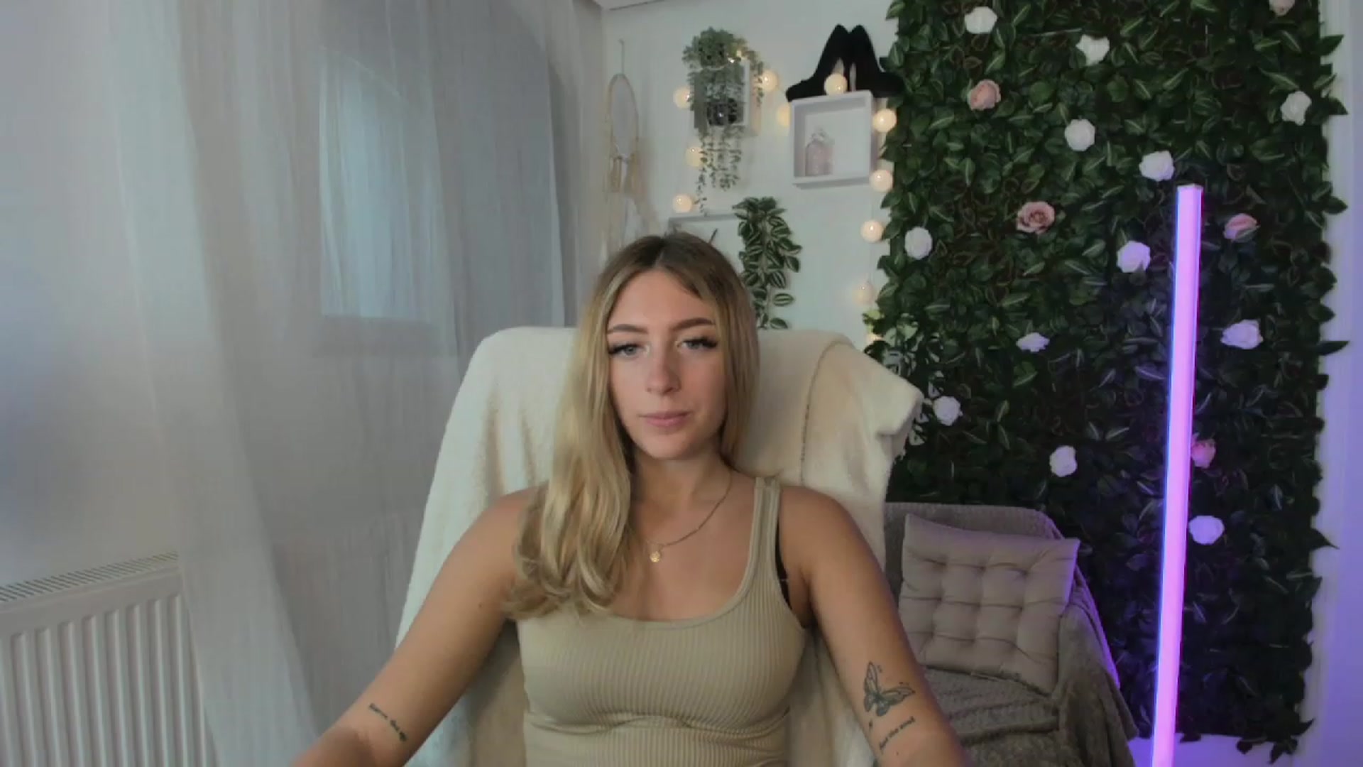 Gallery image thumbnail from Tina_Nappi18's myfreecams stream on, 08/25/2023, 14:39 image 15 of 20