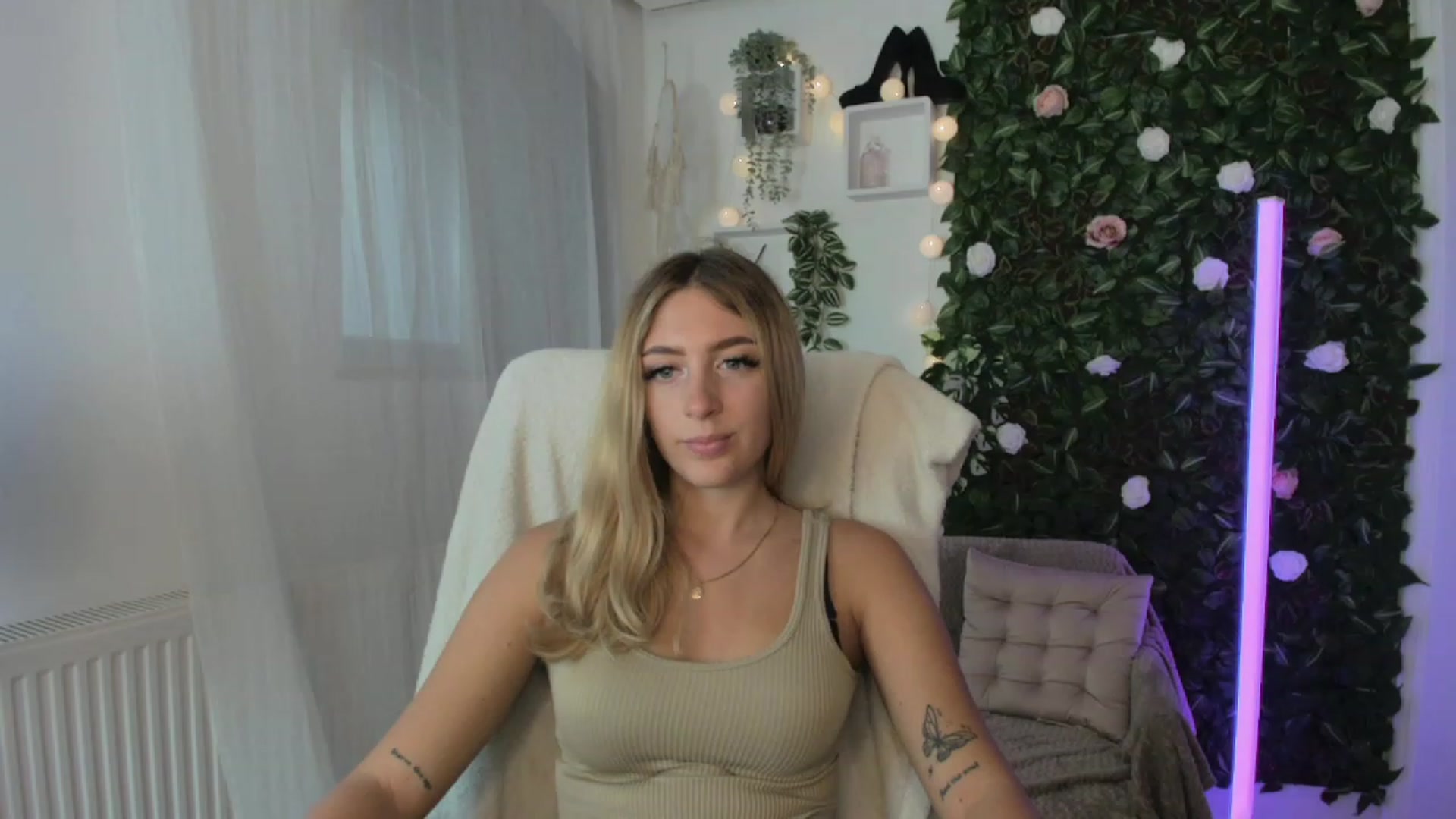 Gallery image thumbnail from Tina_Nappi18's myfreecams stream on, 08/25/2023, 14:39 image 17 of 20