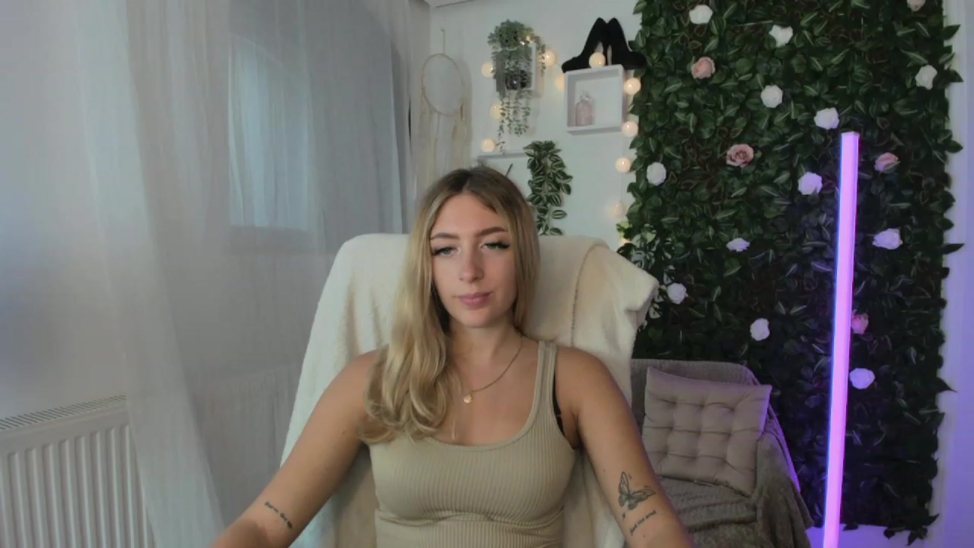 Gallery image thumbnail from Tina_Nappi18's myfreecams stream on, 08/25/2023, 14:39 image 16 of 20