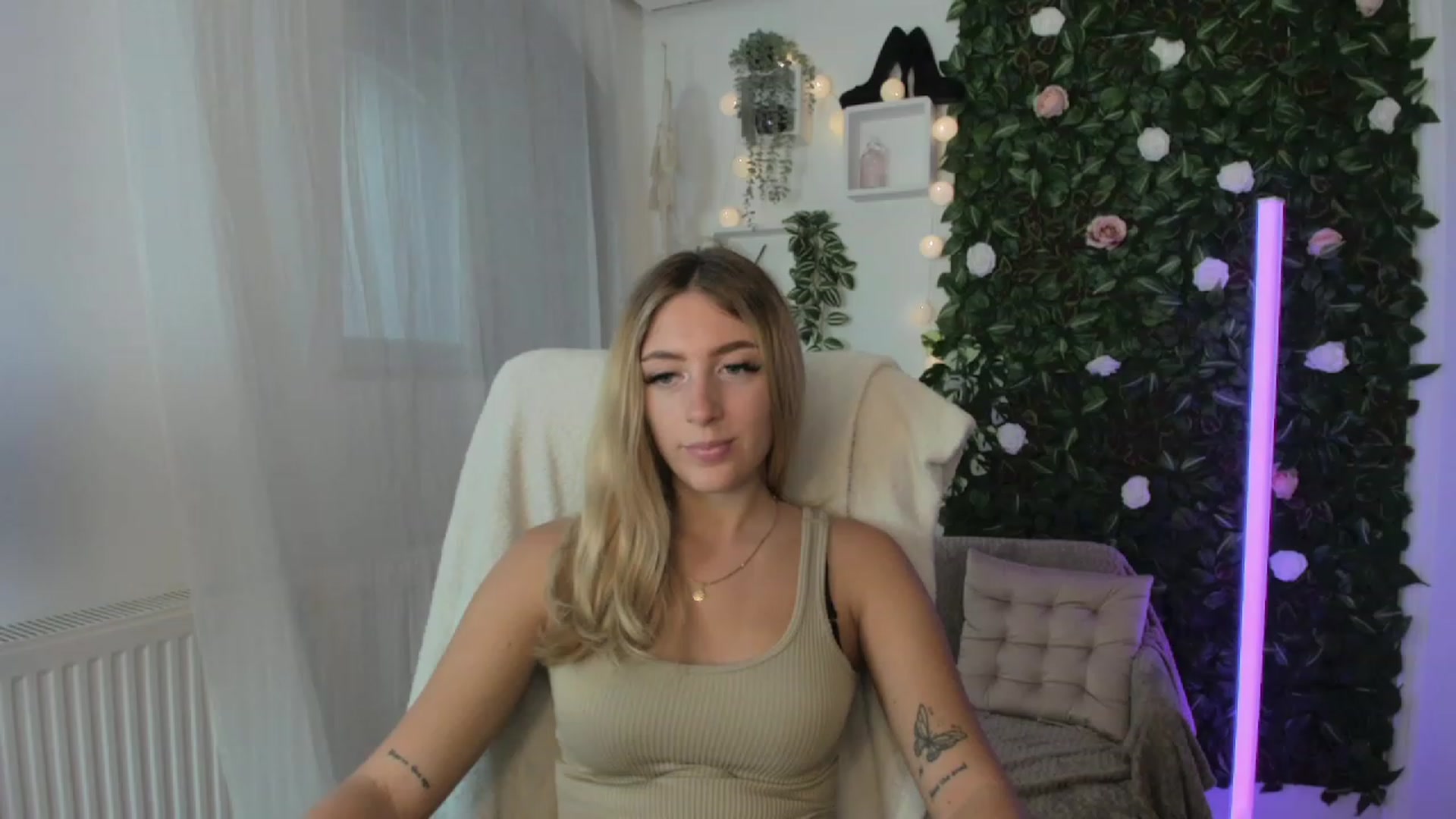 Gallery image thumbnail from Tina_Nappi18's myfreecams stream on, 08/25/2023, 14:39 image 12 of 20