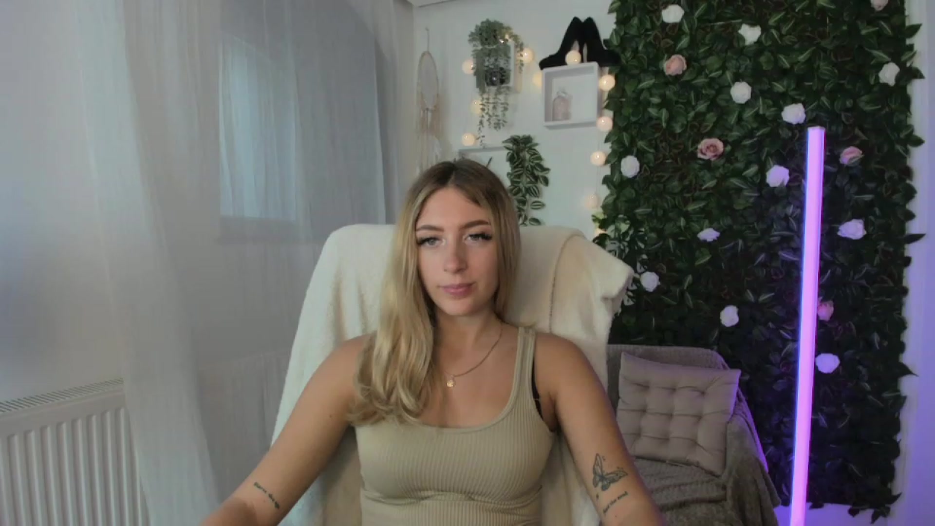 Gallery image thumbnail from Tina_Nappi18's myfreecams stream on, 08/25/2023, 14:39 image 14 of 20
