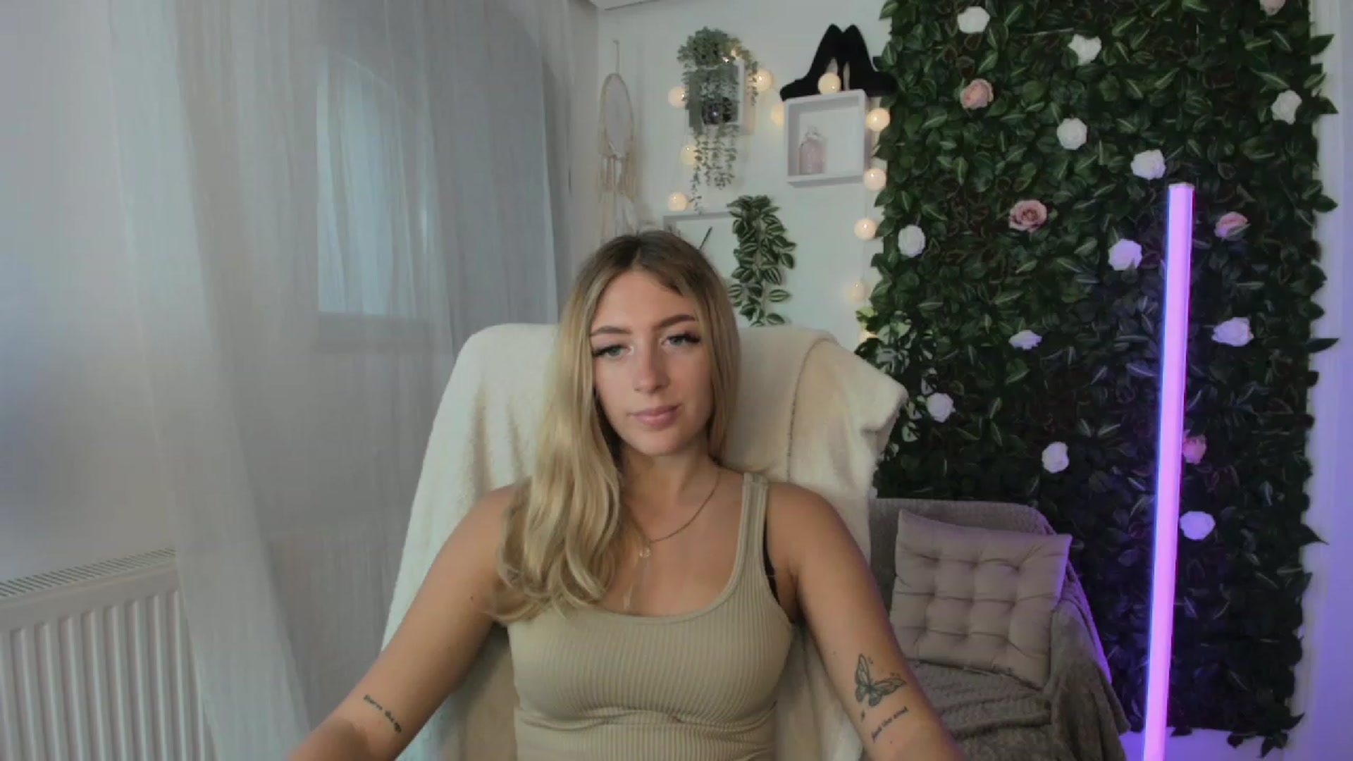 Gallery image thumbnail from Tina_Nappi18's myfreecams stream on, 08/25/2023, 14:39 image 19 of 20