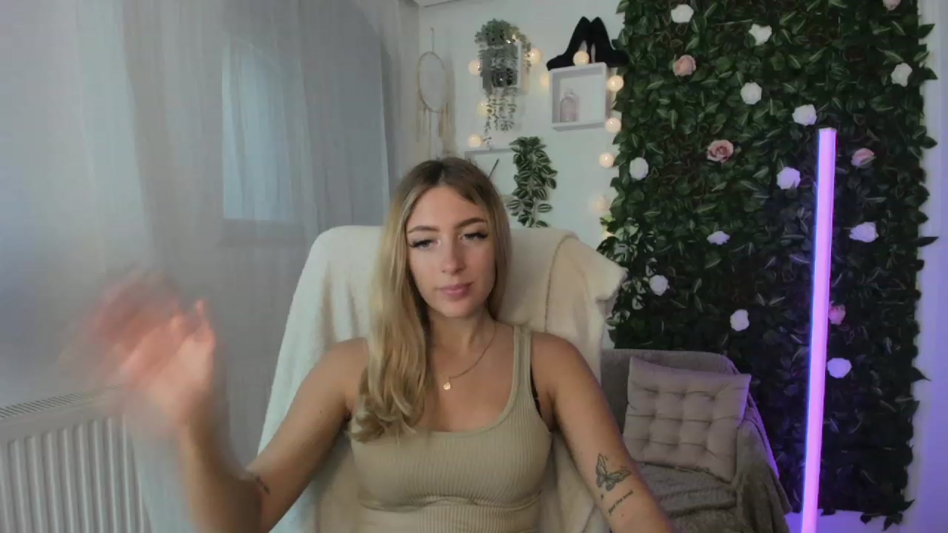 Gallery image thumbnail from Tina_Nappi18's myfreecams stream on, 08/25/2023, 14:39 image 8 of 20