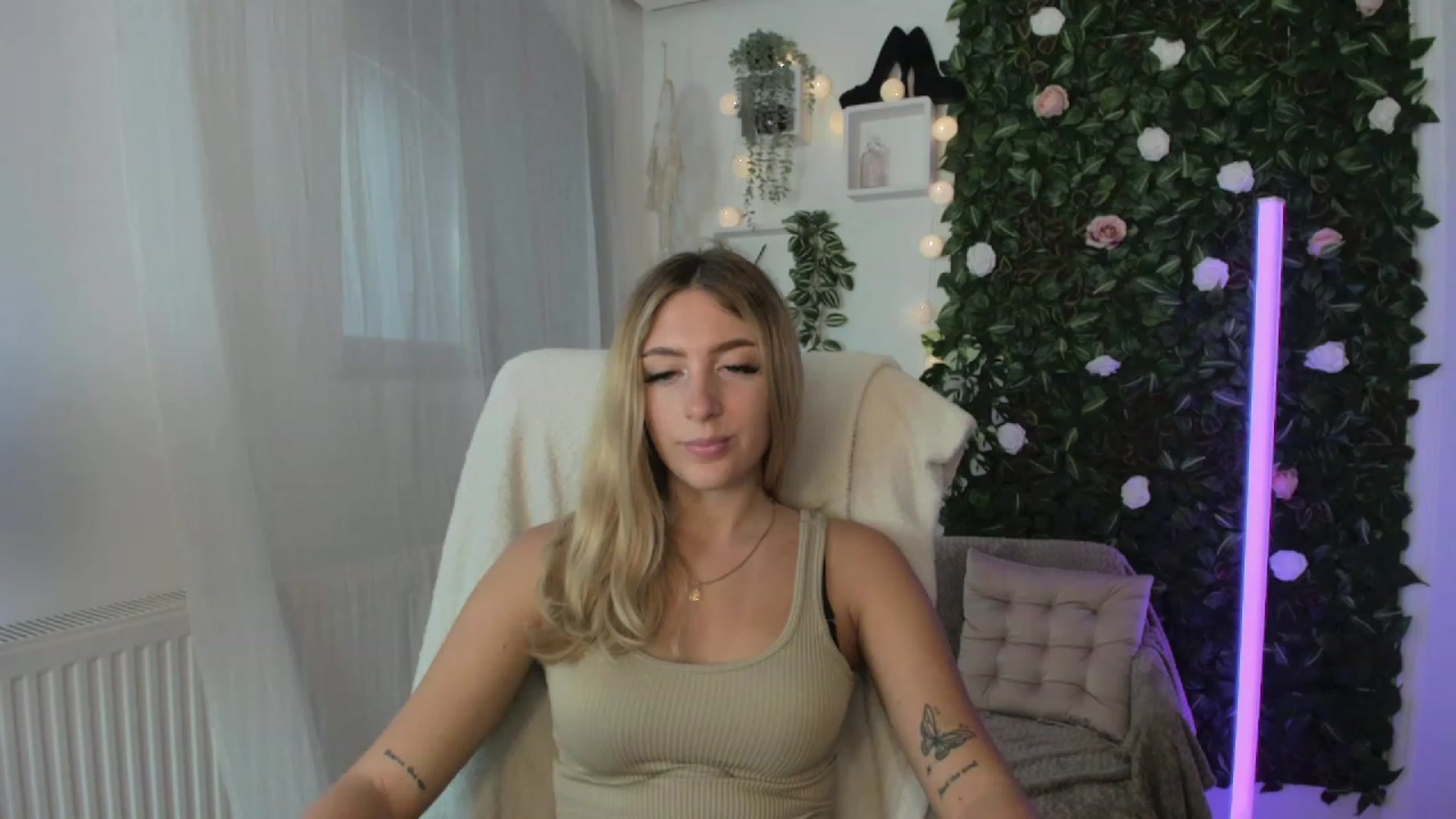 Gallery image thumbnail from Tina_Nappi18's myfreecams stream on, 08/25/2023, 14:39 image 18 of 20