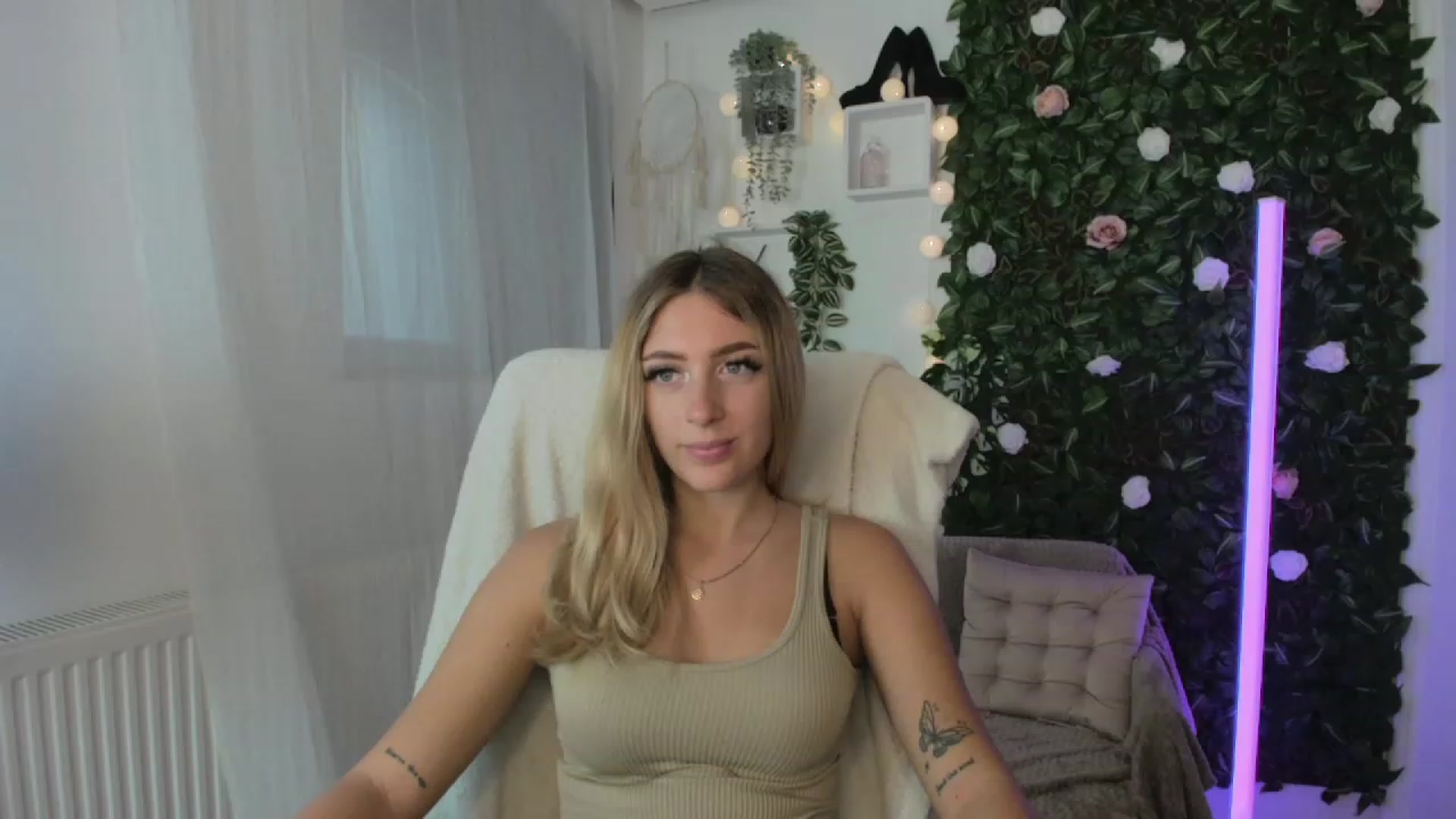 Gallery image thumbnail from Tina_Nappi18's myfreecams stream on, 08/25/2023, 14:39 image 11 of 20