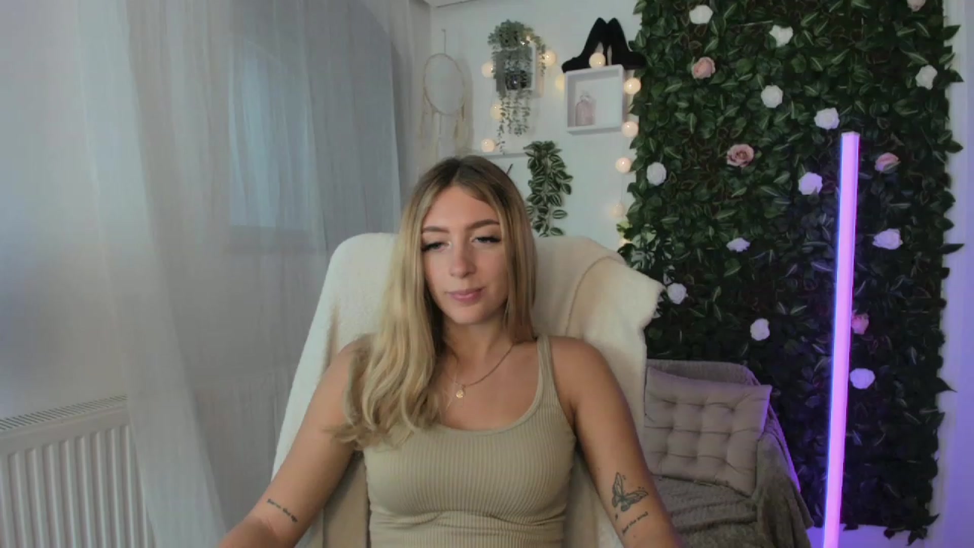 Gallery image thumbnail from Tina_Nappi18's myfreecams stream on, 08/25/2023, 15:31 image 15 of 20