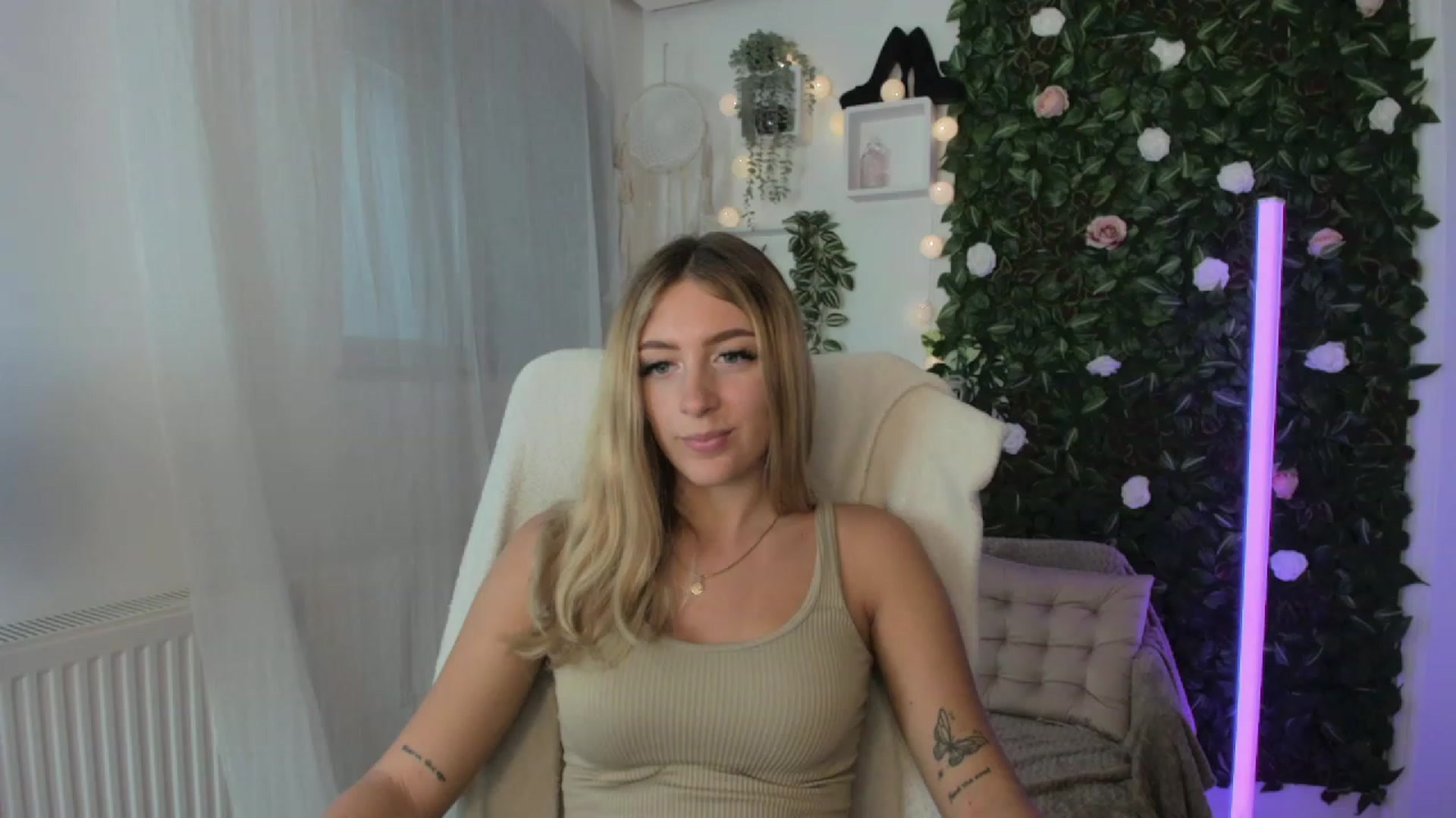 Gallery image thumbnail from Tina_Nappi18's myfreecams stream on, 08/25/2023, 15:31 image 18 of 20