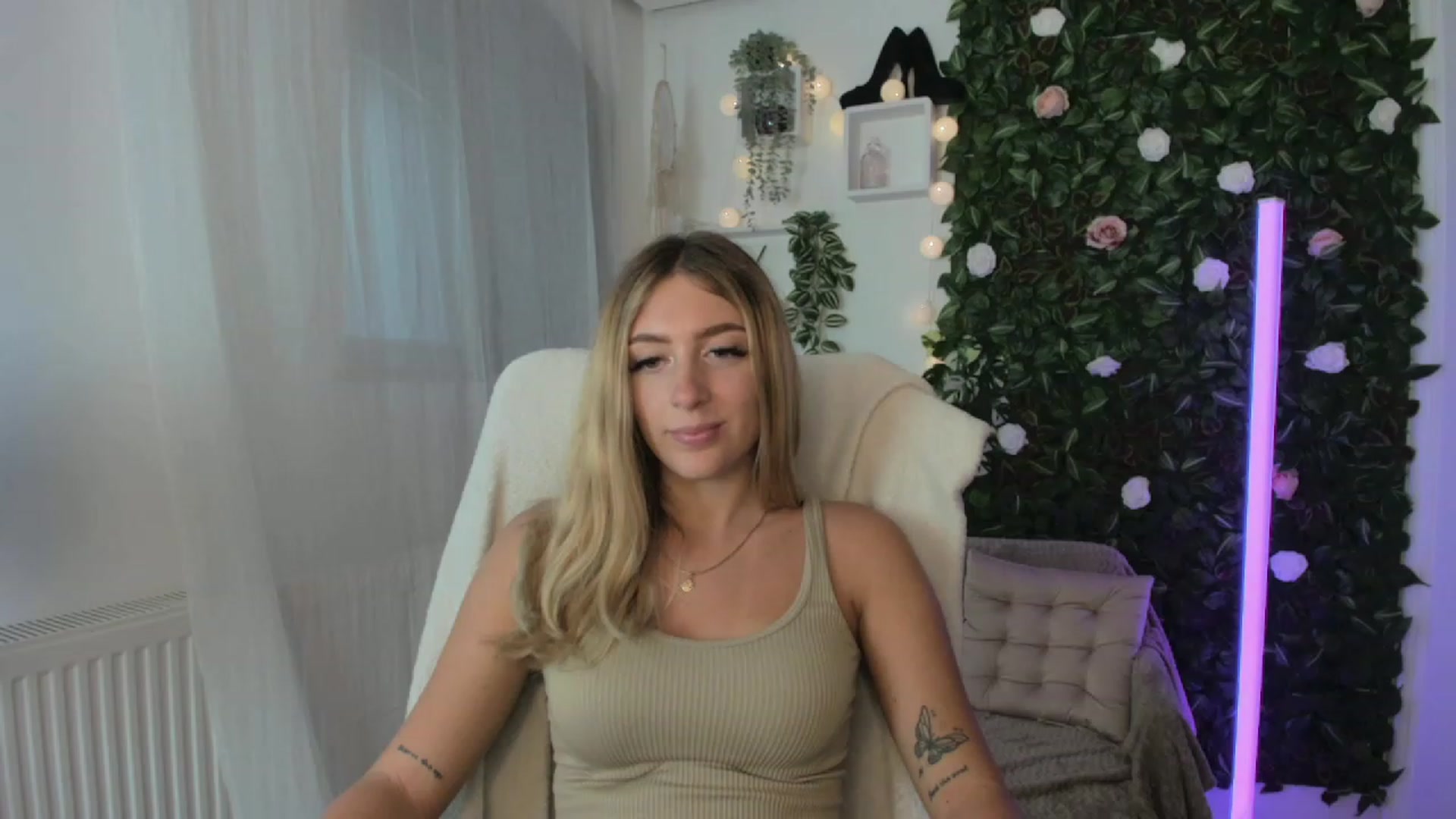 Gallery image thumbnail from Tina_Nappi18's myfreecams stream on, 08/25/2023, 15:31 image 13 of 20