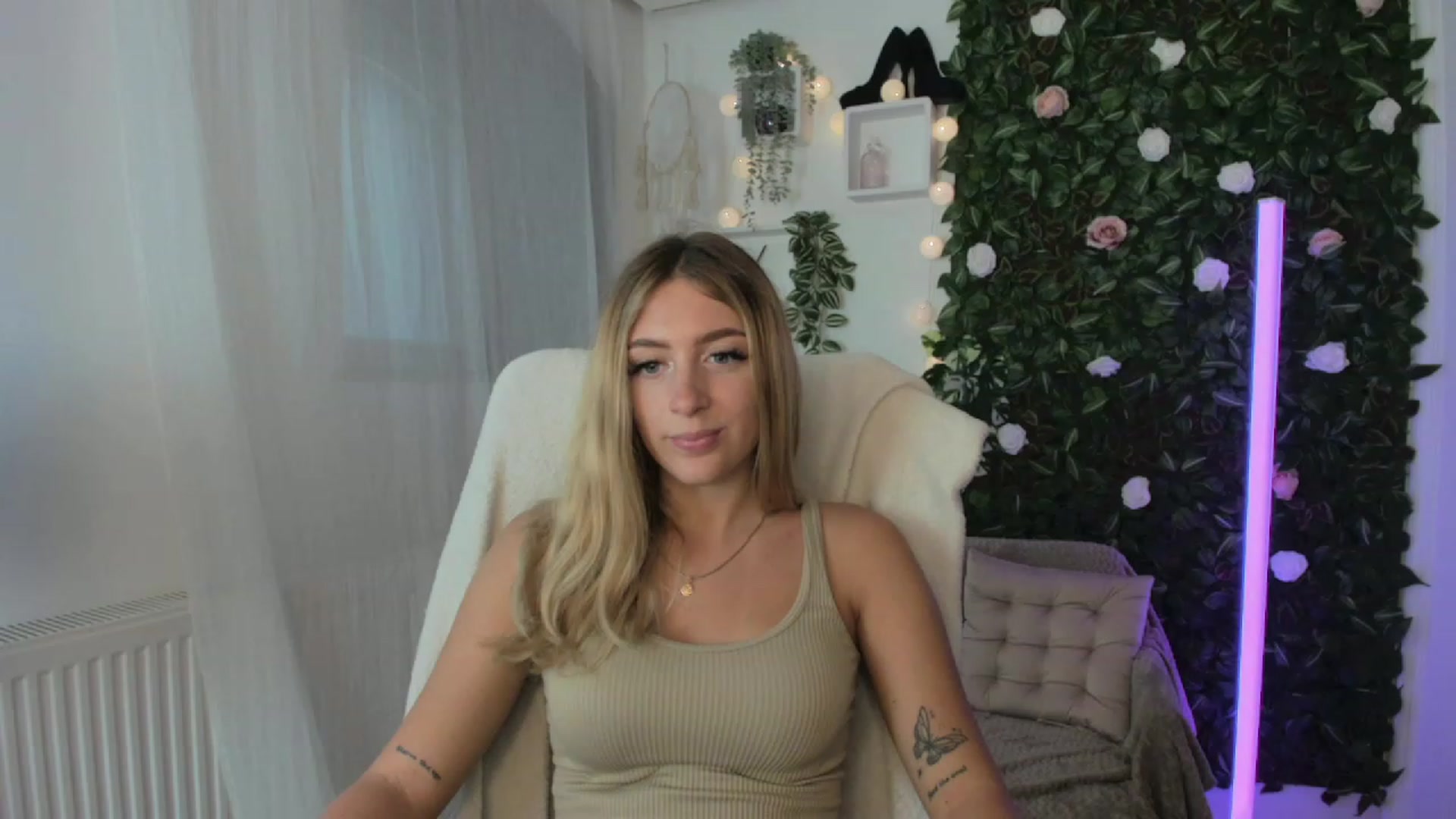 Gallery image thumbnail from Tina_Nappi18's myfreecams stream on, 08/25/2023, 15:31 image 14 of 20
