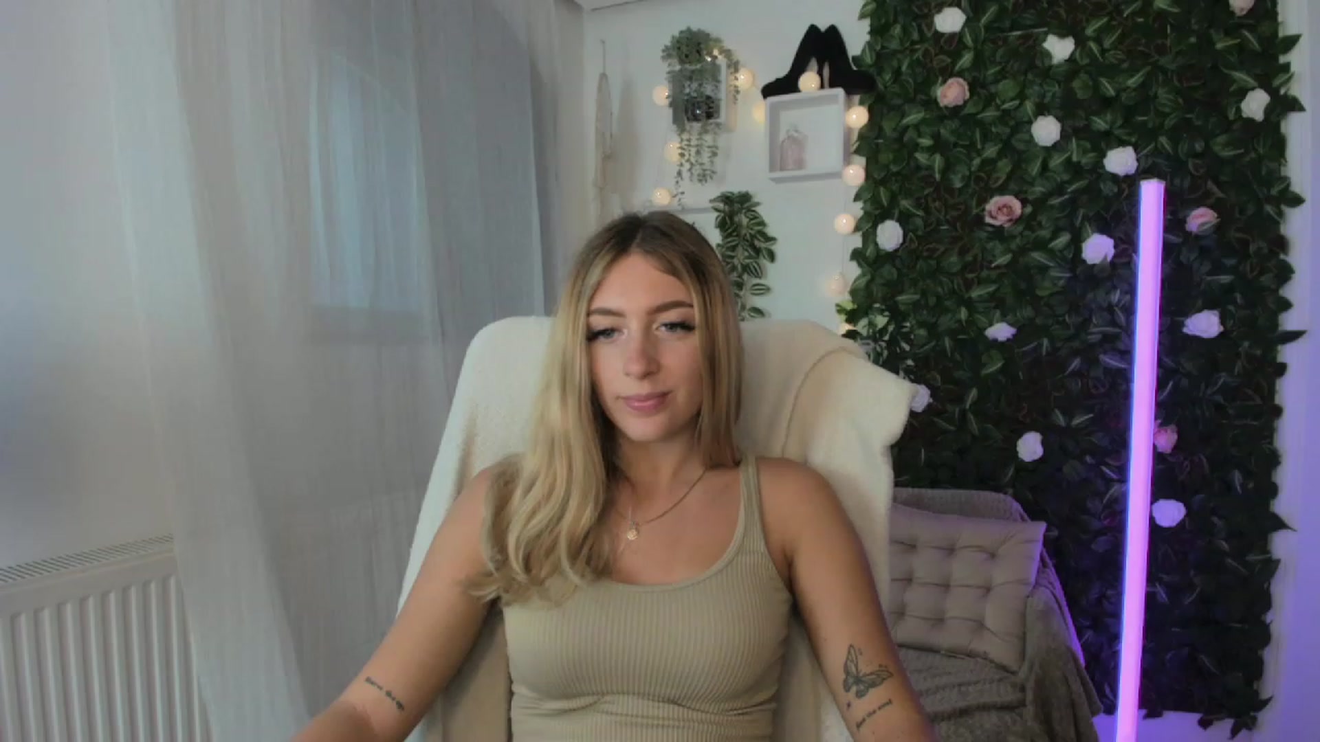Gallery image thumbnail from Tina_Nappi18's myfreecams stream on, 08/25/2023, 15:31 image 19 of 20