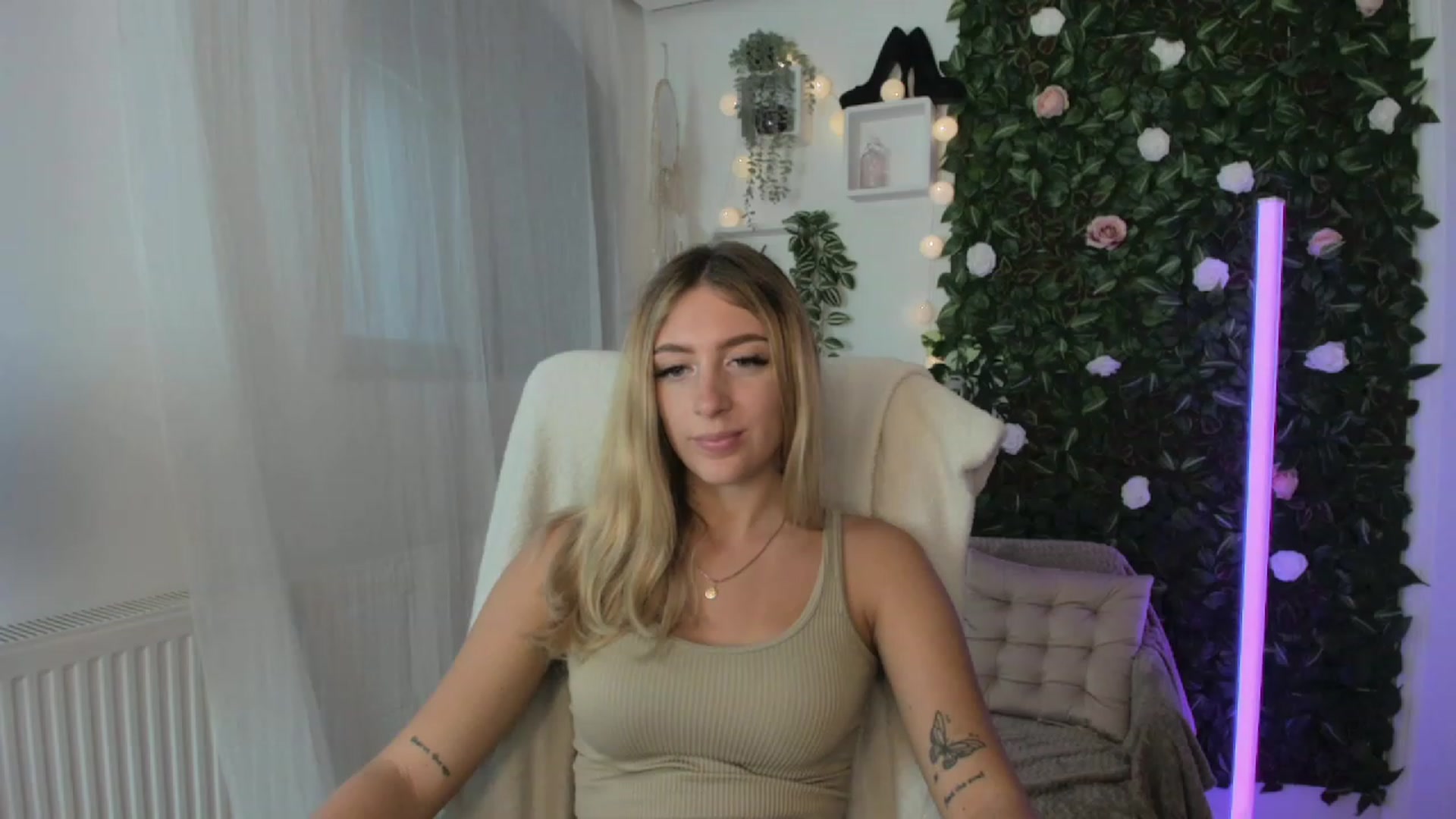 Gallery image thumbnail from Tina_Nappi18's myfreecams stream on, 08/25/2023, 15:31 image 3 of 20