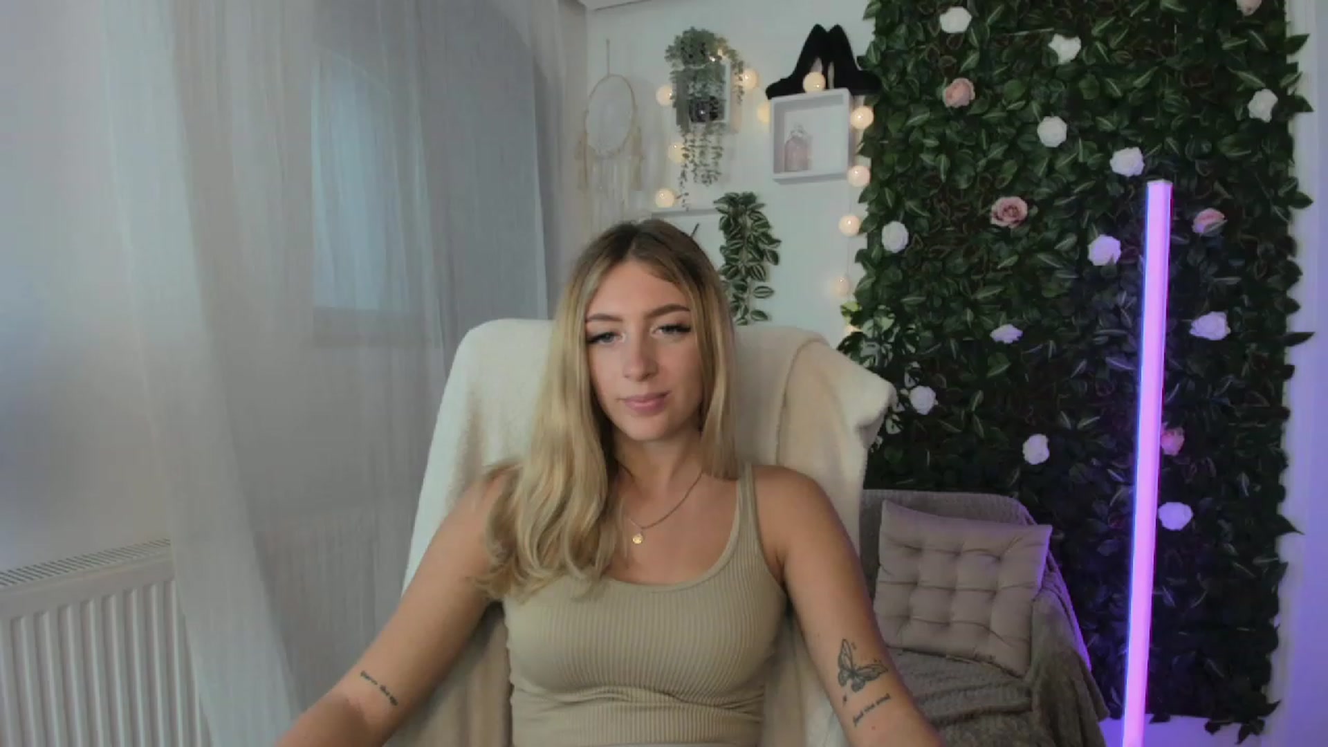 Gallery image thumbnail from Tina_Nappi18's myfreecams stream on, 08/25/2023, 15:31 image 2 of 20