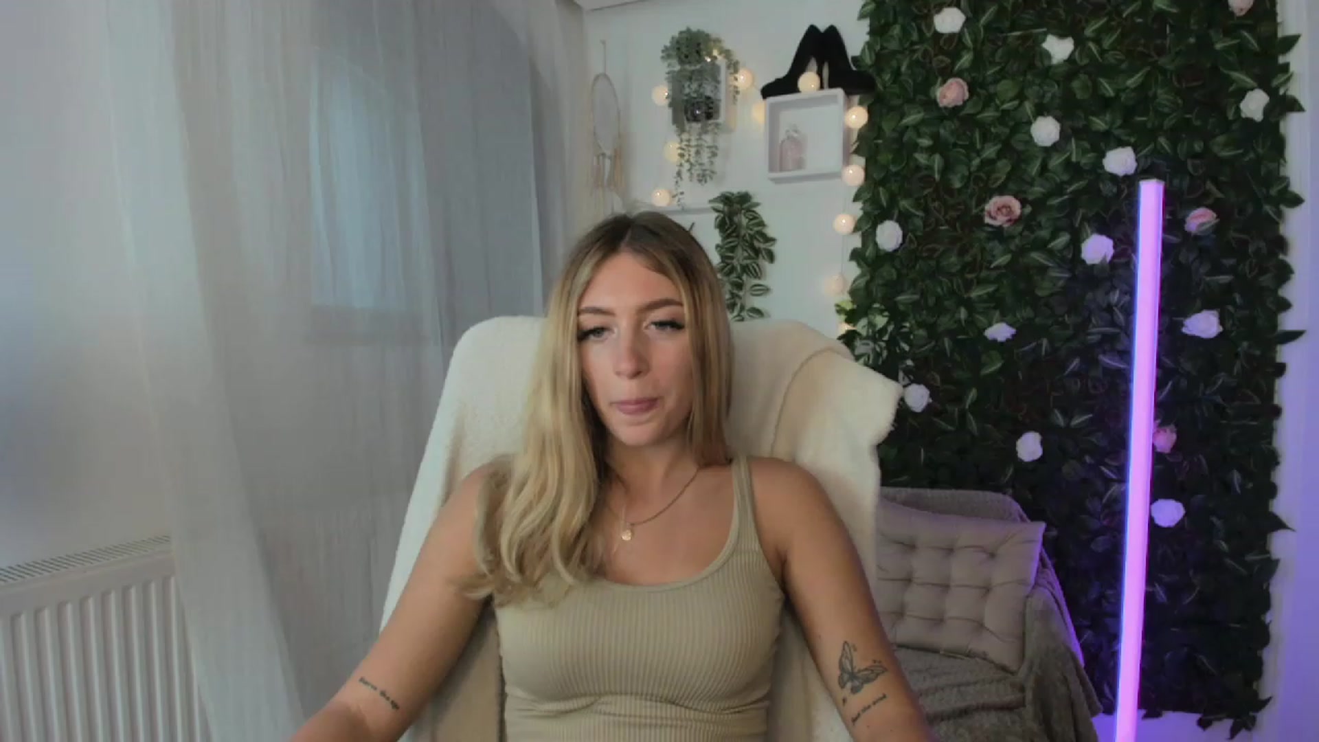 Gallery image thumbnail from Tina_Nappi18's myfreecams stream on, 08/25/2023, 15:31 image 16 of 20